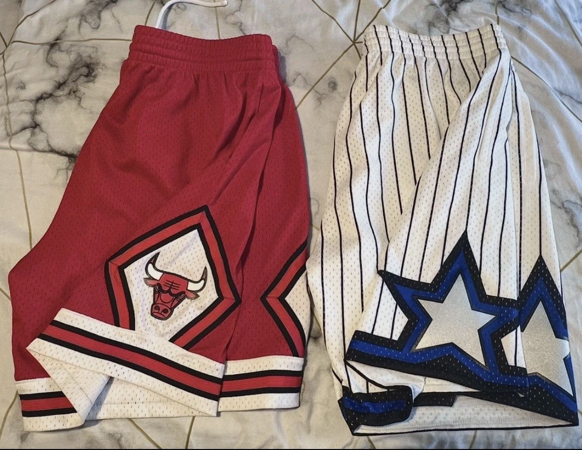 Mitchell & Ness Mitchell & Ness NBA Chicago Bulls Varsity Red Shorts Size US 31 - 1 Thumbnail