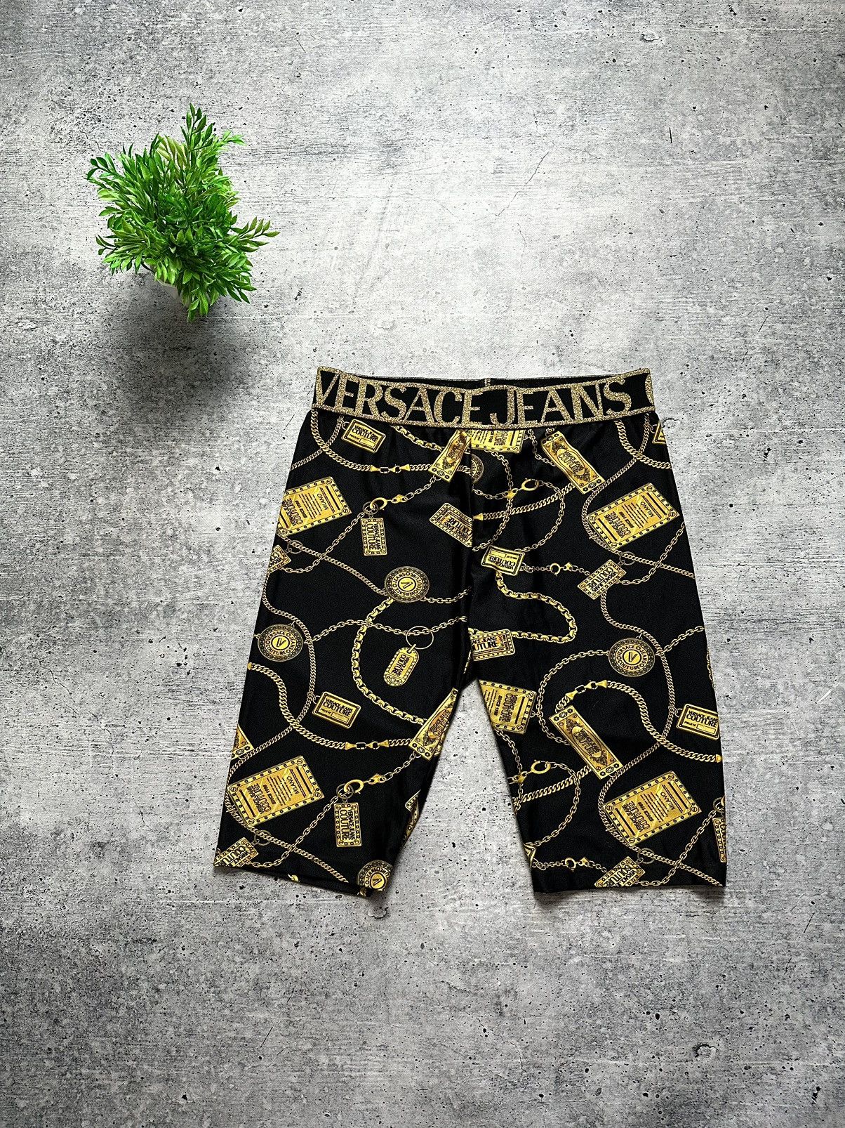 Versace Jeans Couture Versace Jeans Couture Logomania Print Cycling Y2K Shorts Size 32" / US 10 / IT 46 - 1 Thumbnail