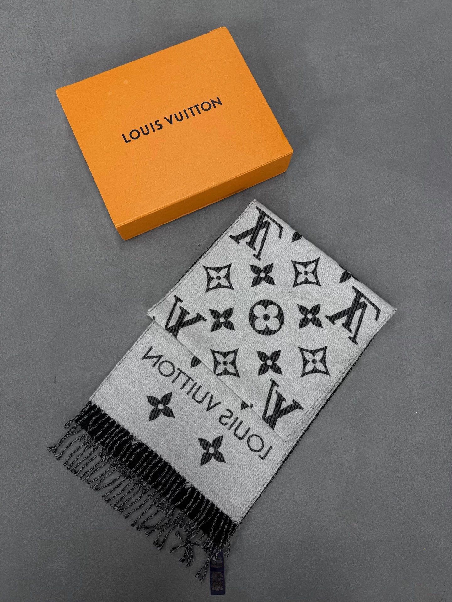 Louis Vuitton LV ESSENTIAL Wool Monogram Print Black Women Scarf Size ONE SIZE - 3 Thumbnail