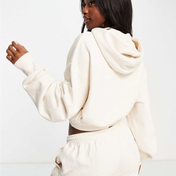 Reebok NWT REEBOK CROPPED CREAM HOODIE SZ MEDIUM M Size M / US 6-8 / IT 42-44 - 2 Thumbnail