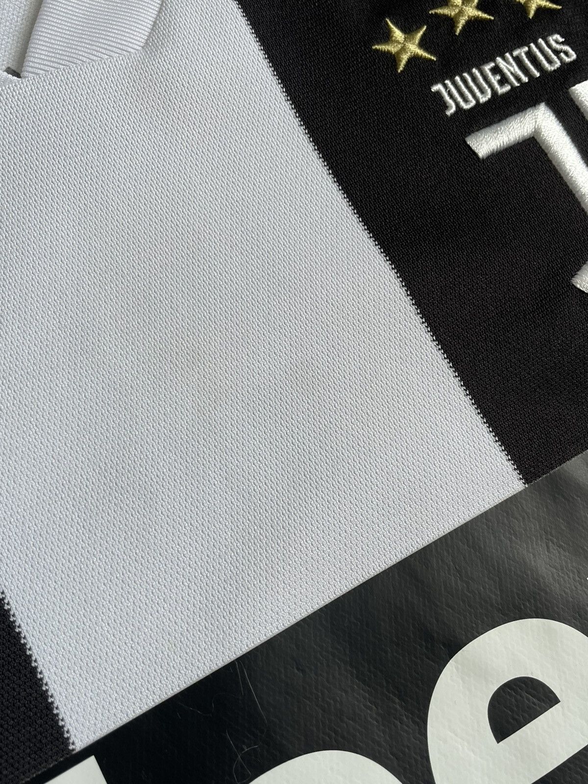 Vintage Cristiano Ronaldo Adidas Juventus 2018/19 Home Jersey Size US S / EU 44-46 / 1 - 11 Thumbnail