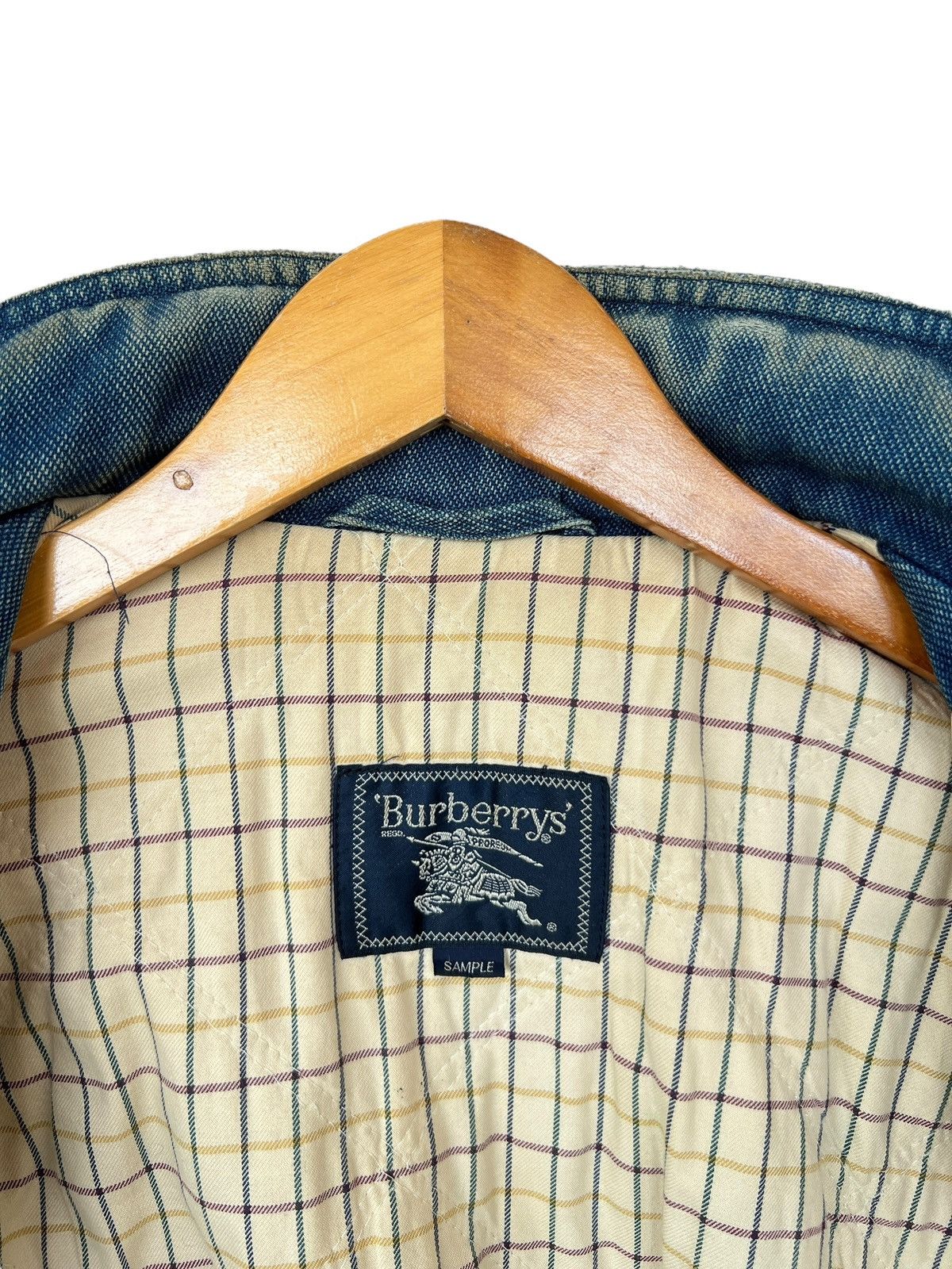 Burberry Vintage Burberrys Sunfaded Distressed Denim Jacket Size US L / EU 52-54 / 3 - 17 Thumbnail