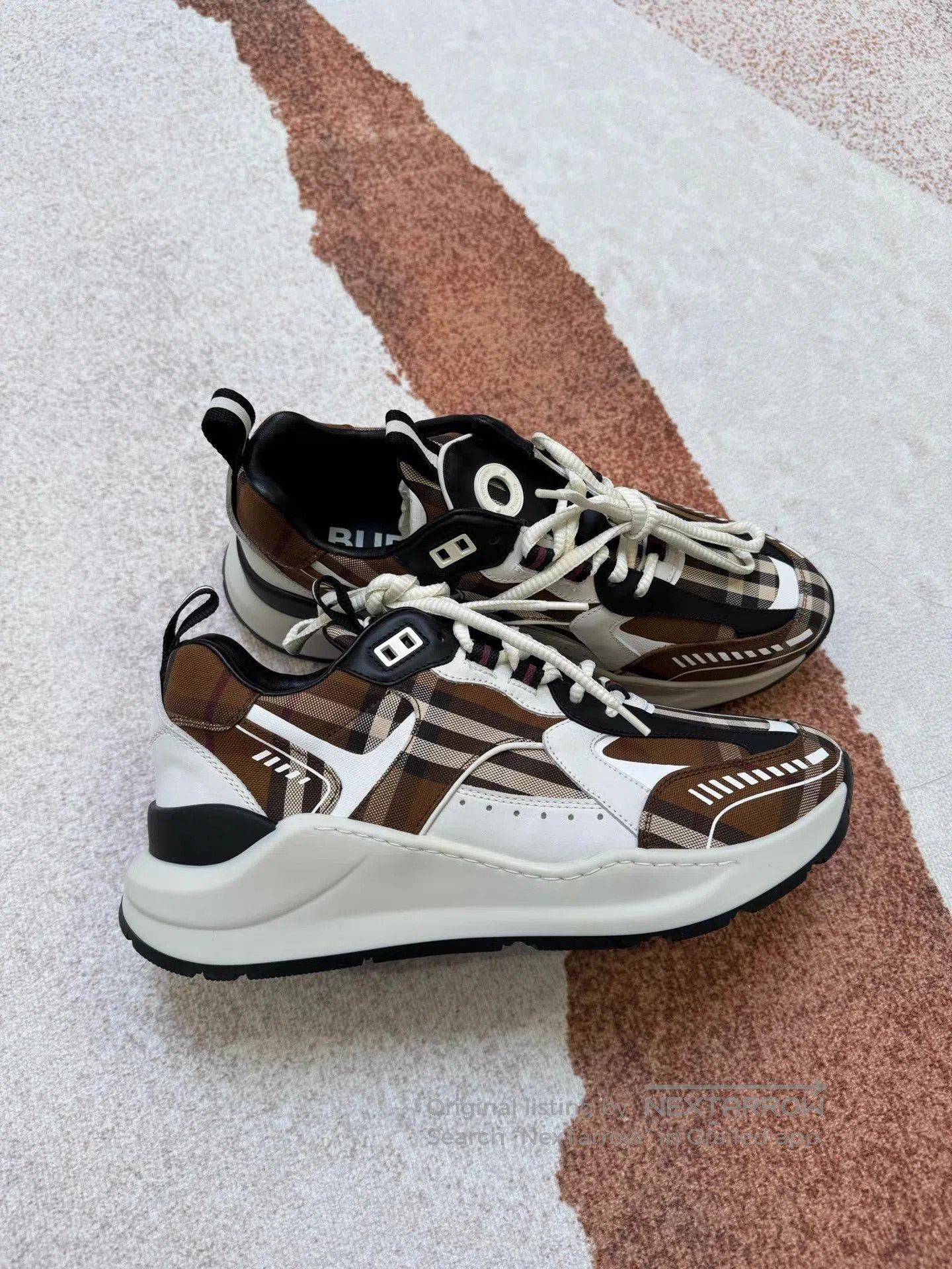 Burberry Brown Plaid Low. Size US 8 / EU 41 - 1 Thumbnail