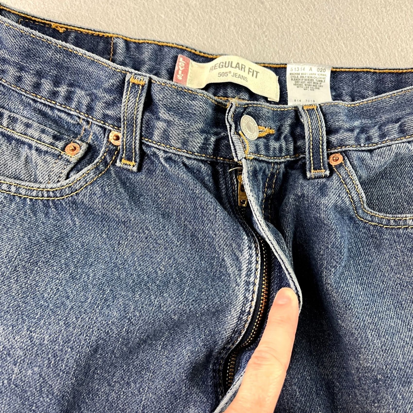 Levi's VINTAGE Levi's Jeans Mens 34x32 32x31 Blue 505 Straight Leg Medium Wash Y2K Denim Regular Size US 34 / EU 50 - 3 Thumbnail