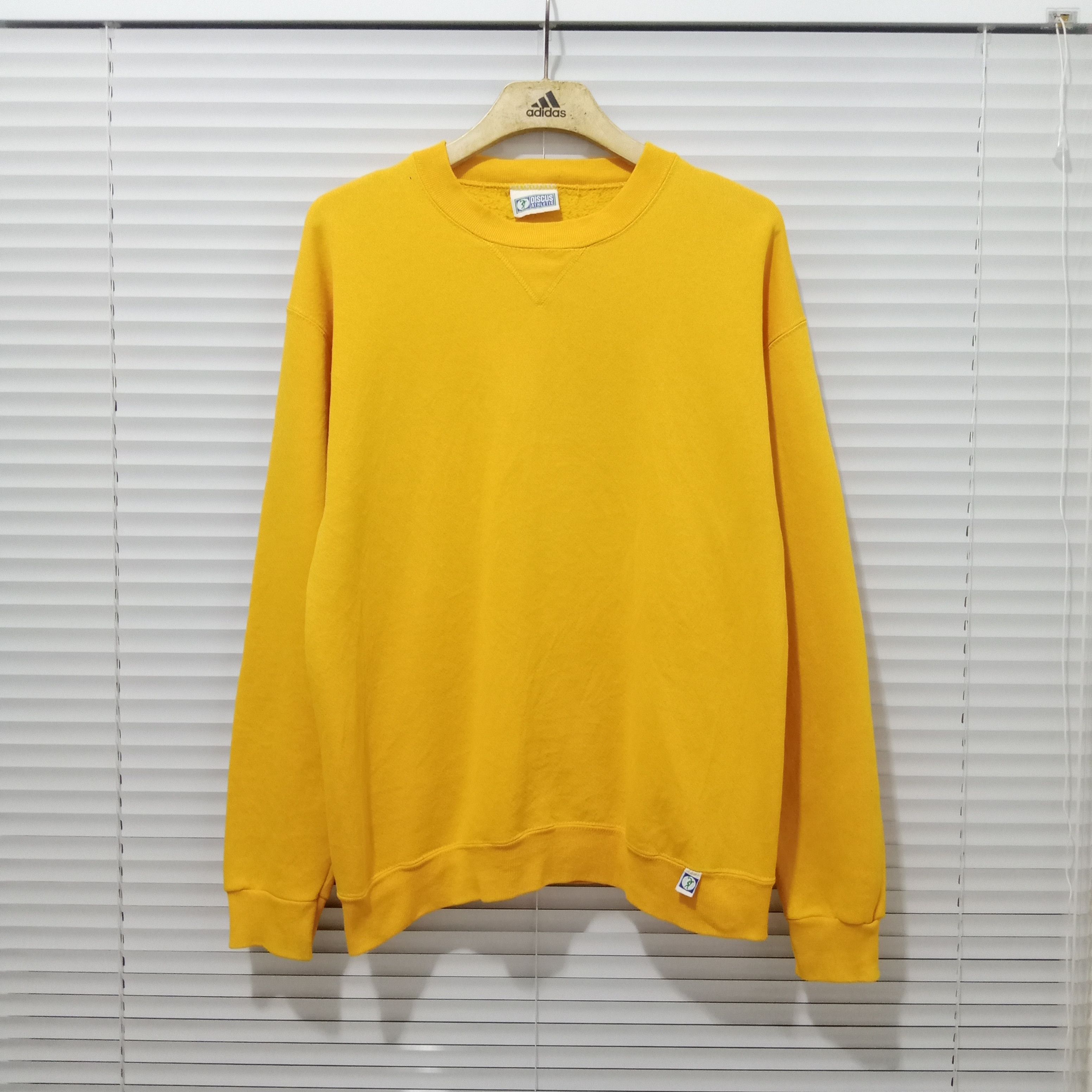 Vintage Vintage 90s Discus Atheltic yellow blank sweatshirt Size US L / EU 52-54 / 3 - 1 Thumbnail