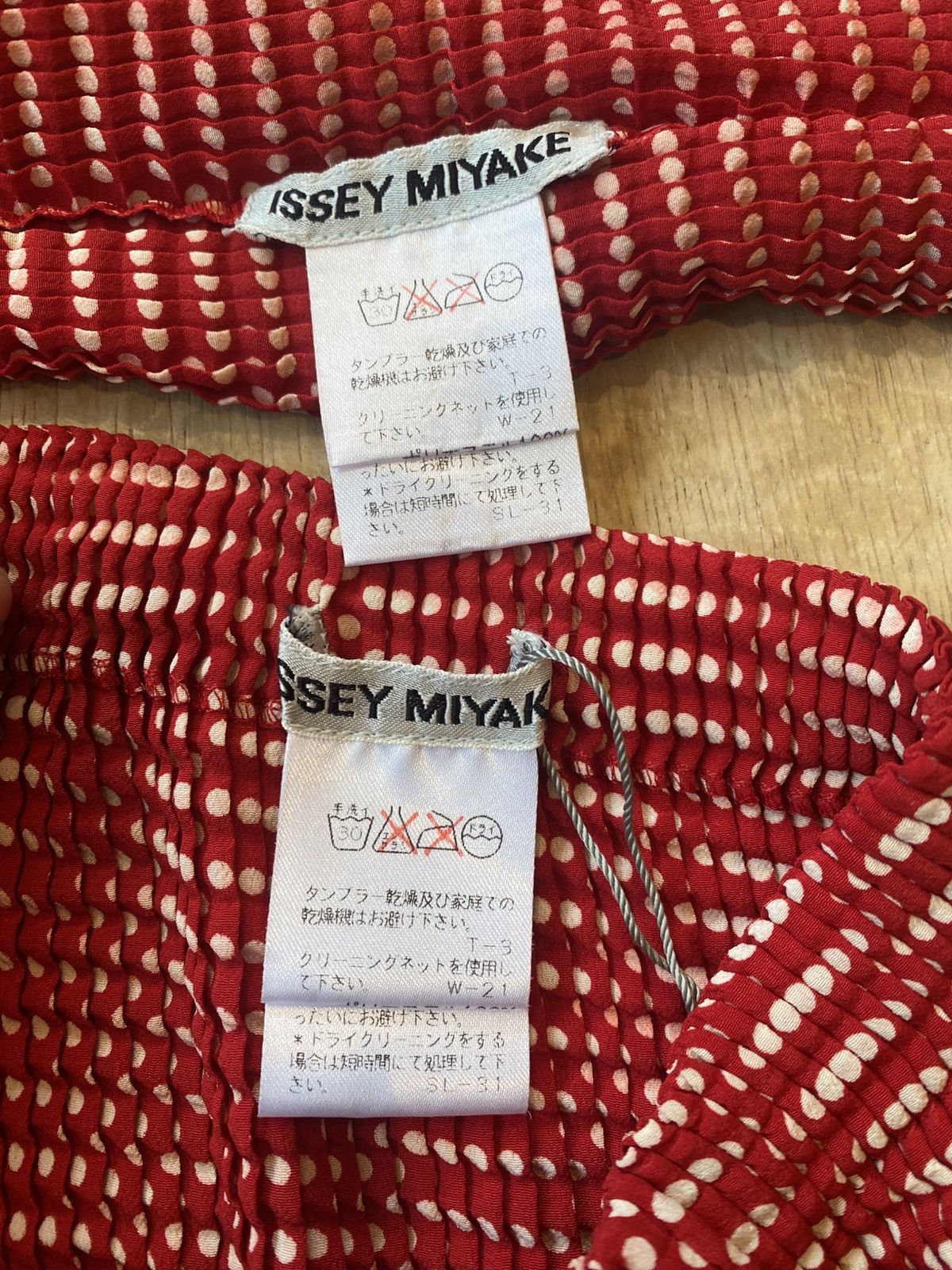 Issey Miyake × Vintage Issey Miyake 1990s Pleated Polyester Top & Skirt Set Size M / US 6-8 / IT 42-44 - 8 Thumbnail