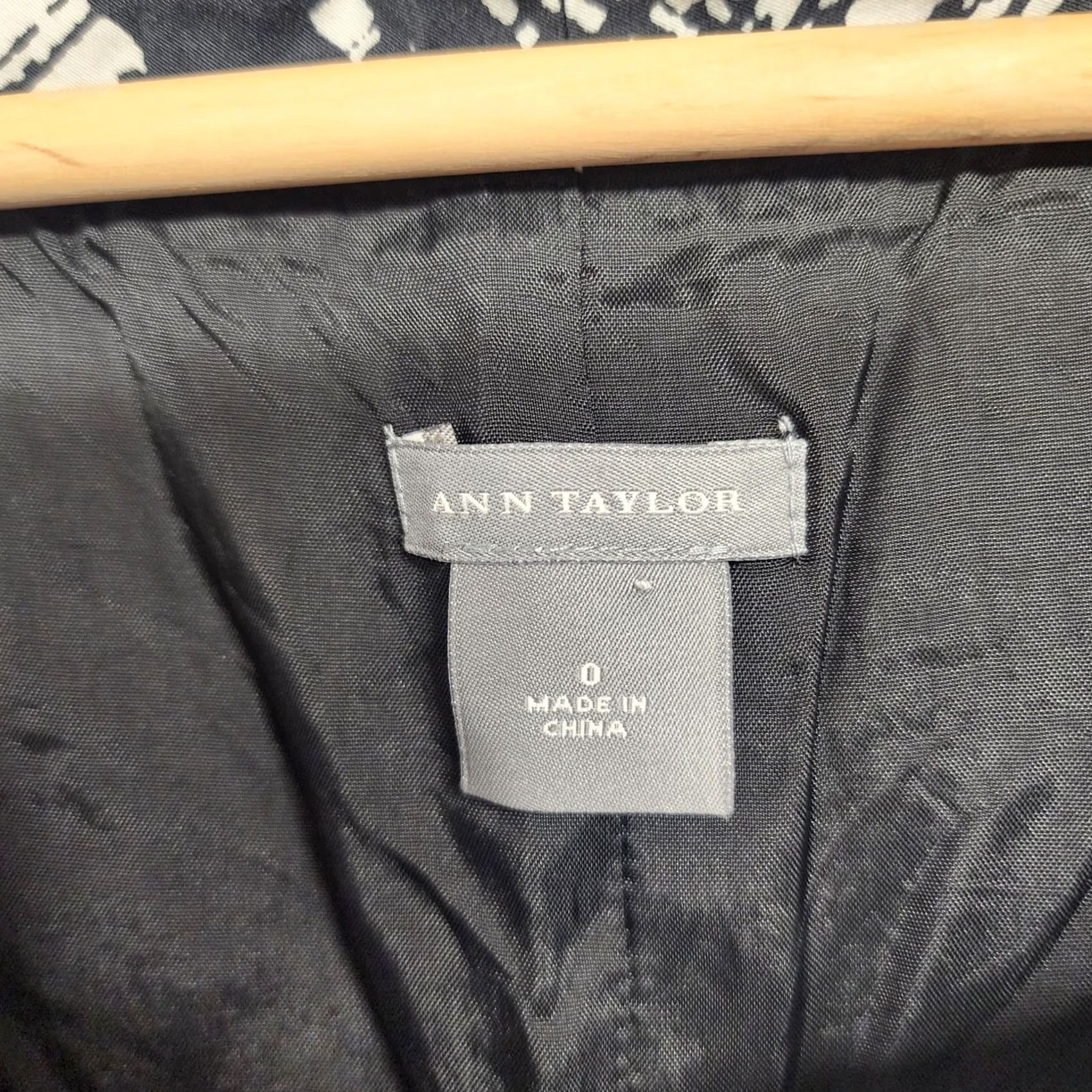 Ann Taylor VINTAGE? Ann Taylor Dress Womens Size 0 Black White Sheath Side Zip Pockets Office Career Dress Length Knee Length Sleeveless Women's? Size XS / US 0-2 / IT 36-38 - 3 Thumbnail