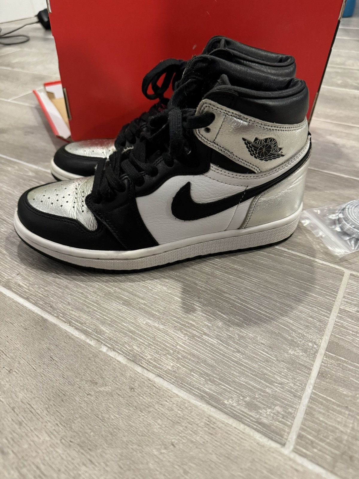 Nike Jordan 1 Retro High Silver Toe (Women's) Size US 6.5 / IT 36.5 - 4 Thumbnail