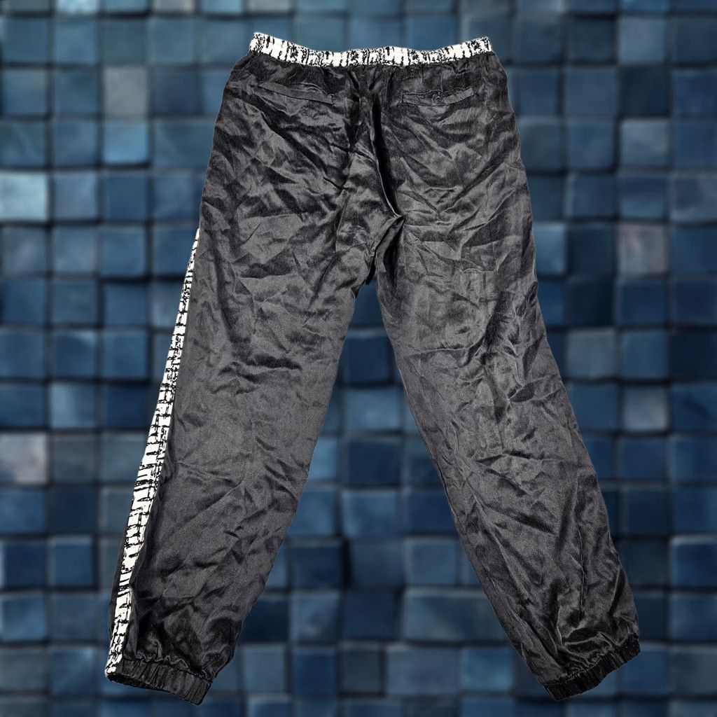 Vintage Shades Jogger Pants Women's Black Silk Size M Tight Tapered Casual Modern Style Regular Rise Mid 8.5-10.5 in Mens Womens Girls Boys Size 32" / US 10 / IT 46 - 1 Thumbnail