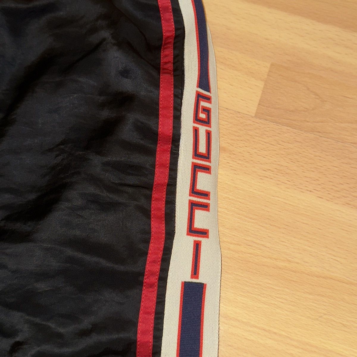 Gucci Gucci Logo Tape Satin Shorts Black/Red Size US 31 - 3 Thumbnail