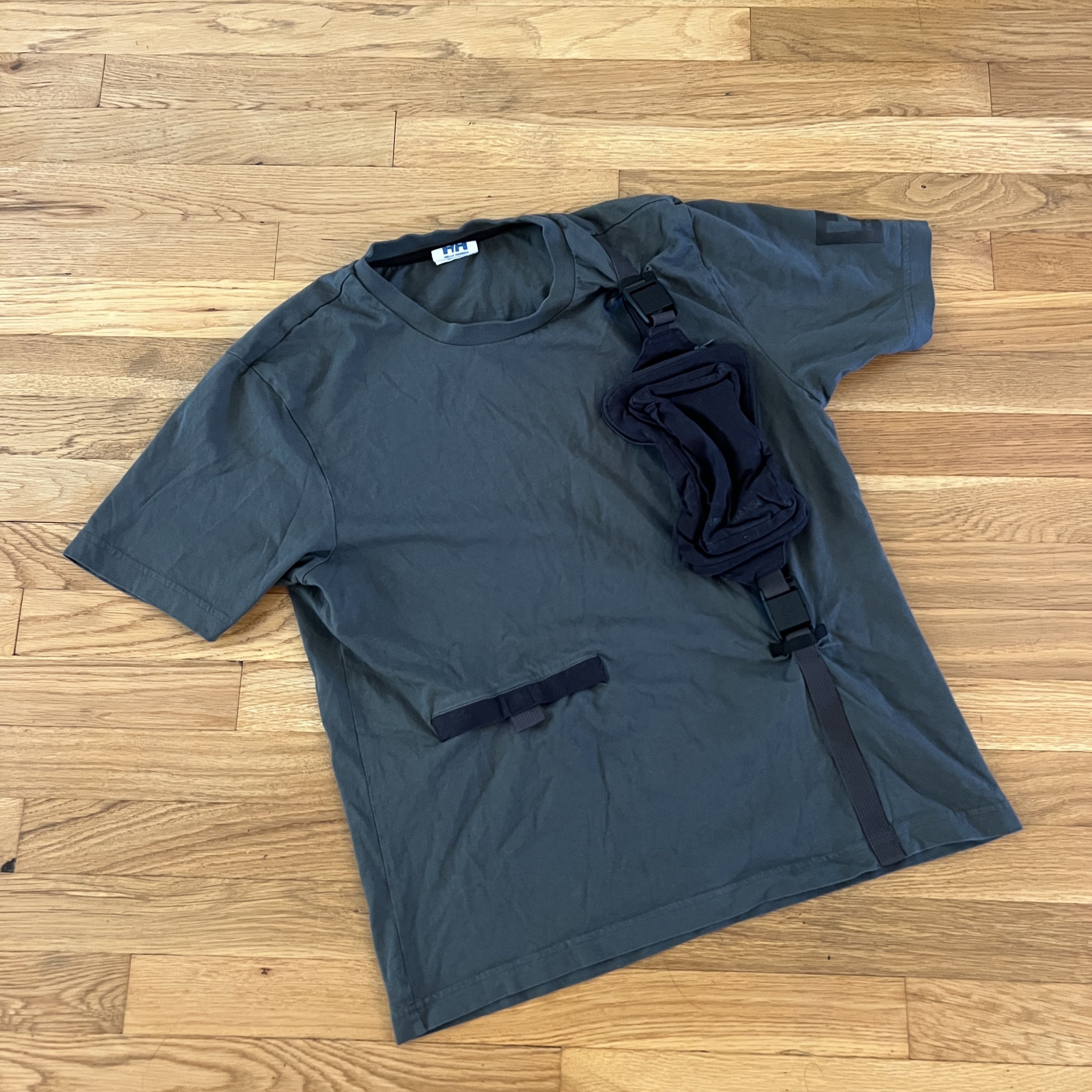 Helly Hansen T-Shirt w/Removable Crossbody Bag - Men's Small/Medium Size US S / EU 44-46 / 1 - 1 Thumbnail