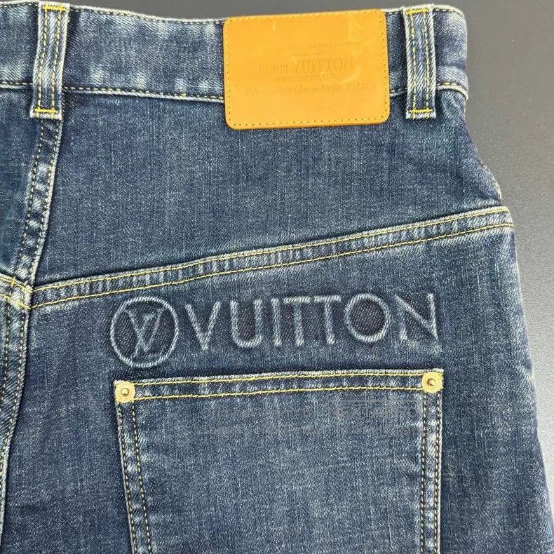Louis Vuitton Louis Vuitton Wash Blue Leather Label Jeans Size US 38 / EU 54 - 7 Thumbnail