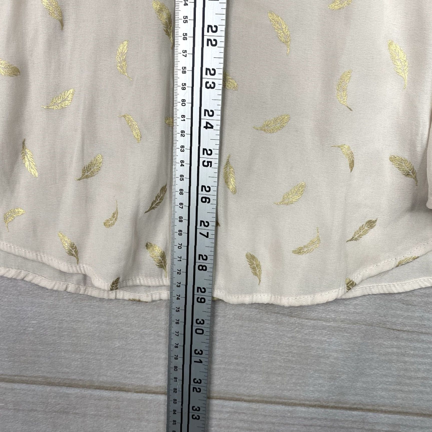 Torrid Torrid Blouse Shirt Geometric Beige Metallic Feather Print Long Sleeve 2X Womens Adult Plus Size Pullover Casual Fashion" Size XXL / US 16-18 / IT 52-54 - 4 Thumbnail