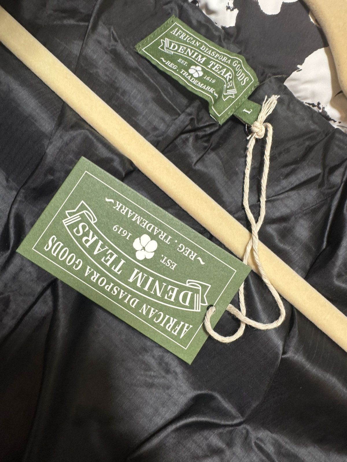 DENIM TEARS Denim Tears Cotton Wreath Puffer Jacket Black - Size Large Size US L / EU 52-54 / 3 - 8 Thumbnail