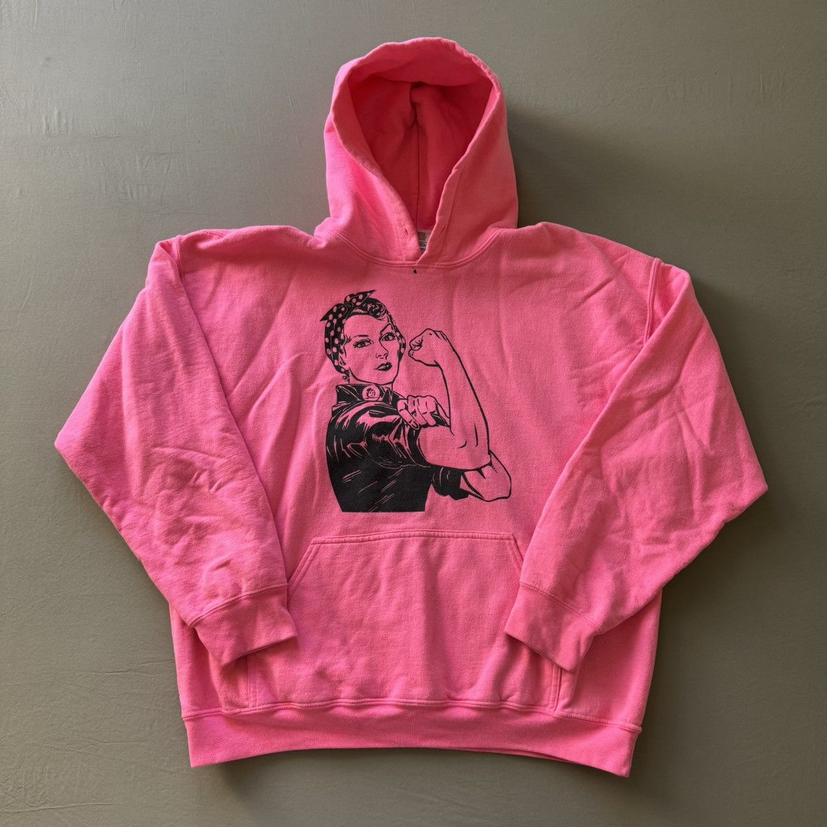 Gildan Feminist “Rosie The Riveter” Pullover Hoodie Size XL / US 12-14 / IT 48-50 - 1 Thumbnail