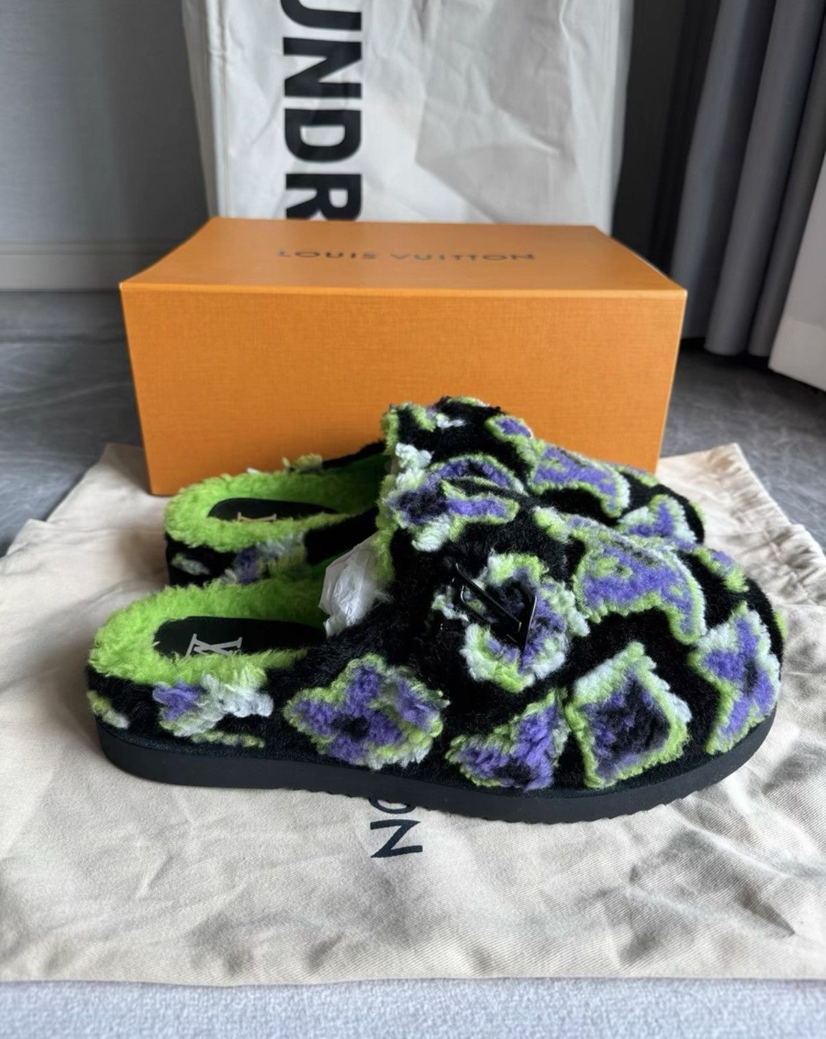 Louis Vuitton Louis Vuitton LV Easy Fur Slides, All-over Logo K6 Size US 8.5 / EU 41-42 - 3 Thumbnail
