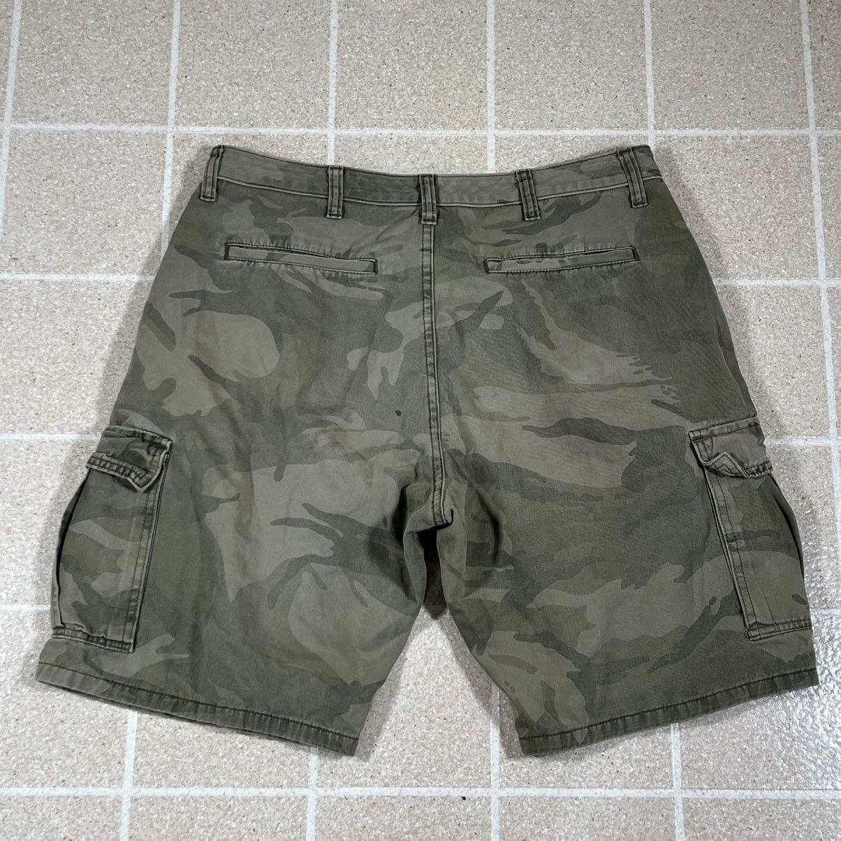 Wrangler Wrangler Mens Camo Cargo Shorts size 32 green Camouflage Size US 32 / EU 48 - 2 Thumbnail