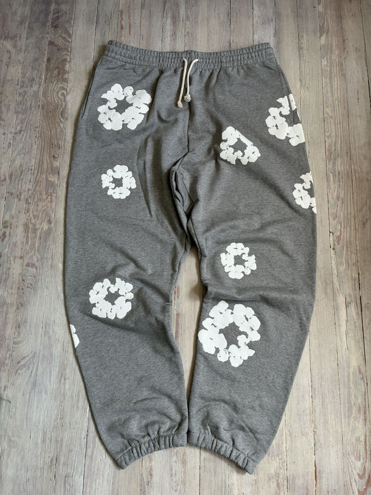 DENIM TEARS Denim Tears Grey Wreath Sweatpants XXL Size US 38 / EU 54 - 1 Thumbnail