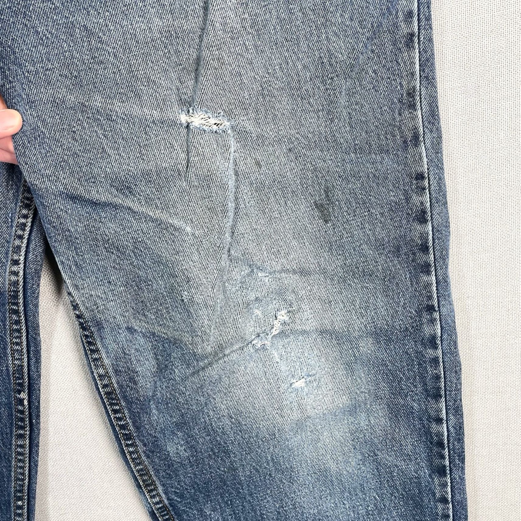Levi's VTG Levi's 560 Jeans Mens 34x32 Blue Distressed 90s Tapered Relaxed 5-Pocket Denim Cotton Baggy Vintage USA Leather Logo Buttons Zip N/A Size US 34 / EU 50 - 4 Thumbnail