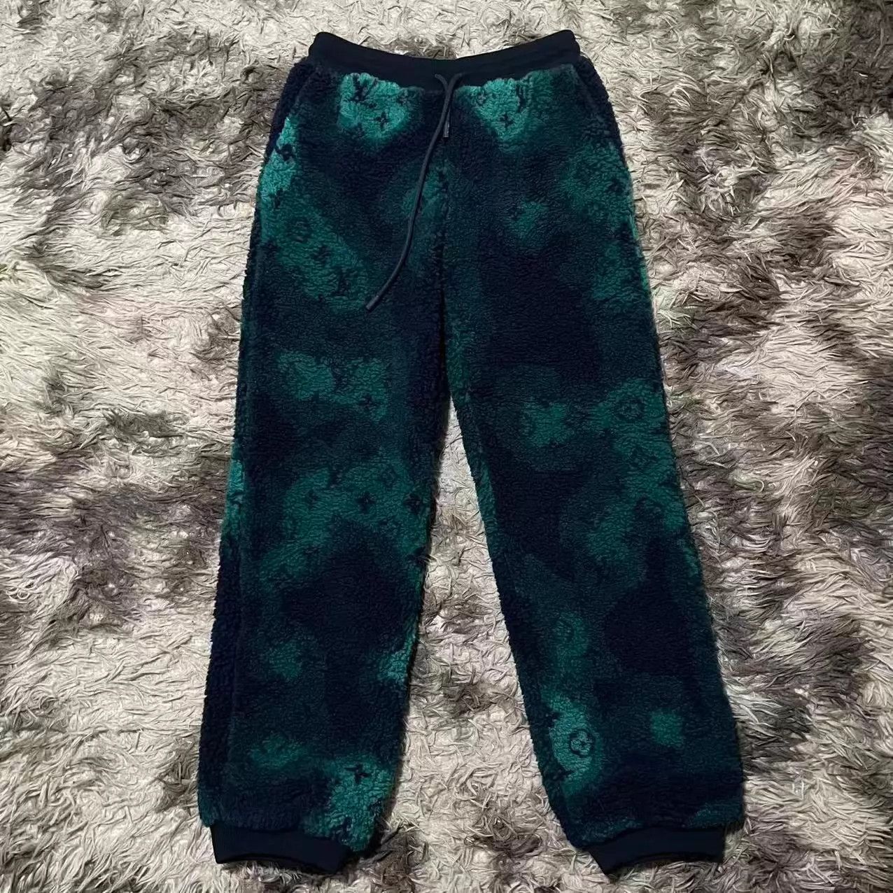 Louis Vuitton Louis Vuitton Monogram All-Over Print Fleece Pants L Size US 34 / EU 50 - 1 Thumbnail