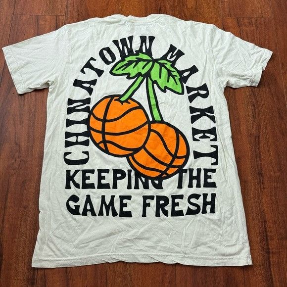 Market CHINATOWN MARKET KEEPING THE GAME FRESH CREAM T-SHIRT SZ LAR Size US L / EU 52-54 / 3 - 1 Thumbnail