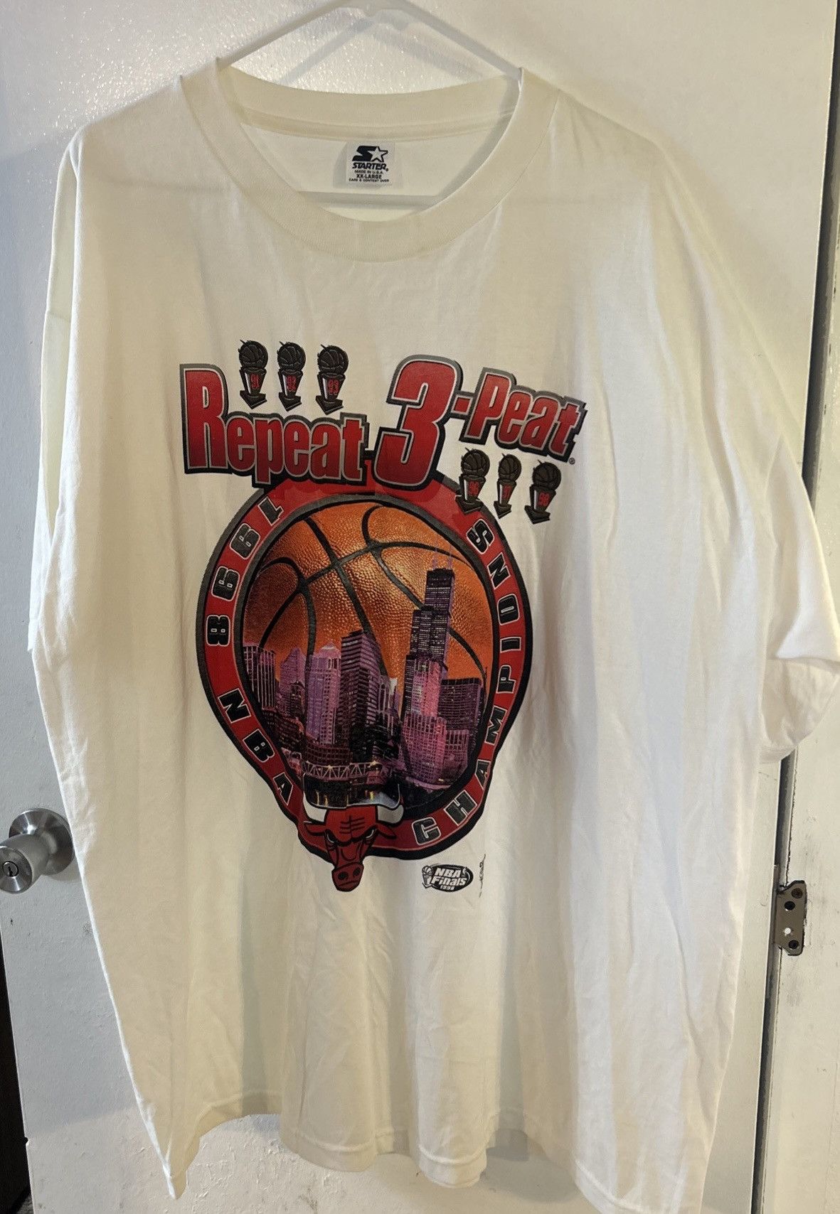 Starter Vintage Starter Chicago Bulls Repeat 3-Peat shirt Size US XXL / EU 58 / 5 - 1 Thumbnail