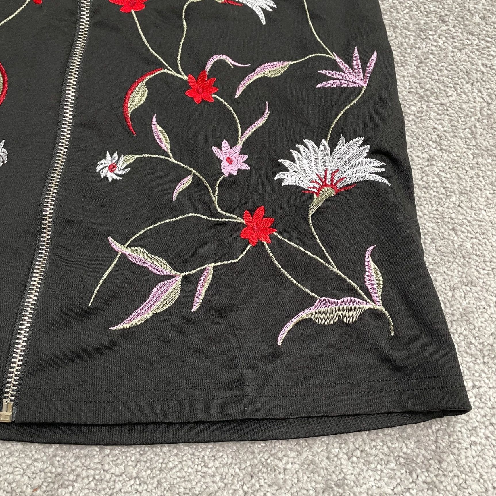 Shein Shein Skirt Womens Medium Black Floral Embroidered Short Mini Full Zip 28x16.5 Size 32" / US 10 / IT 46 - 3 Thumbnail