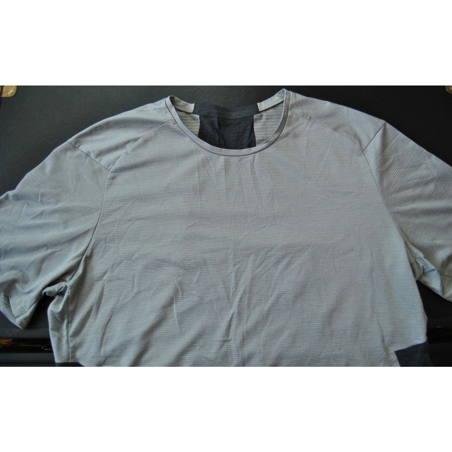 Lululemon Lululemon Two Toned Gray Short Sleeve Shirt Size US L / EU 52-54 / 3 - 4 Thumbnail