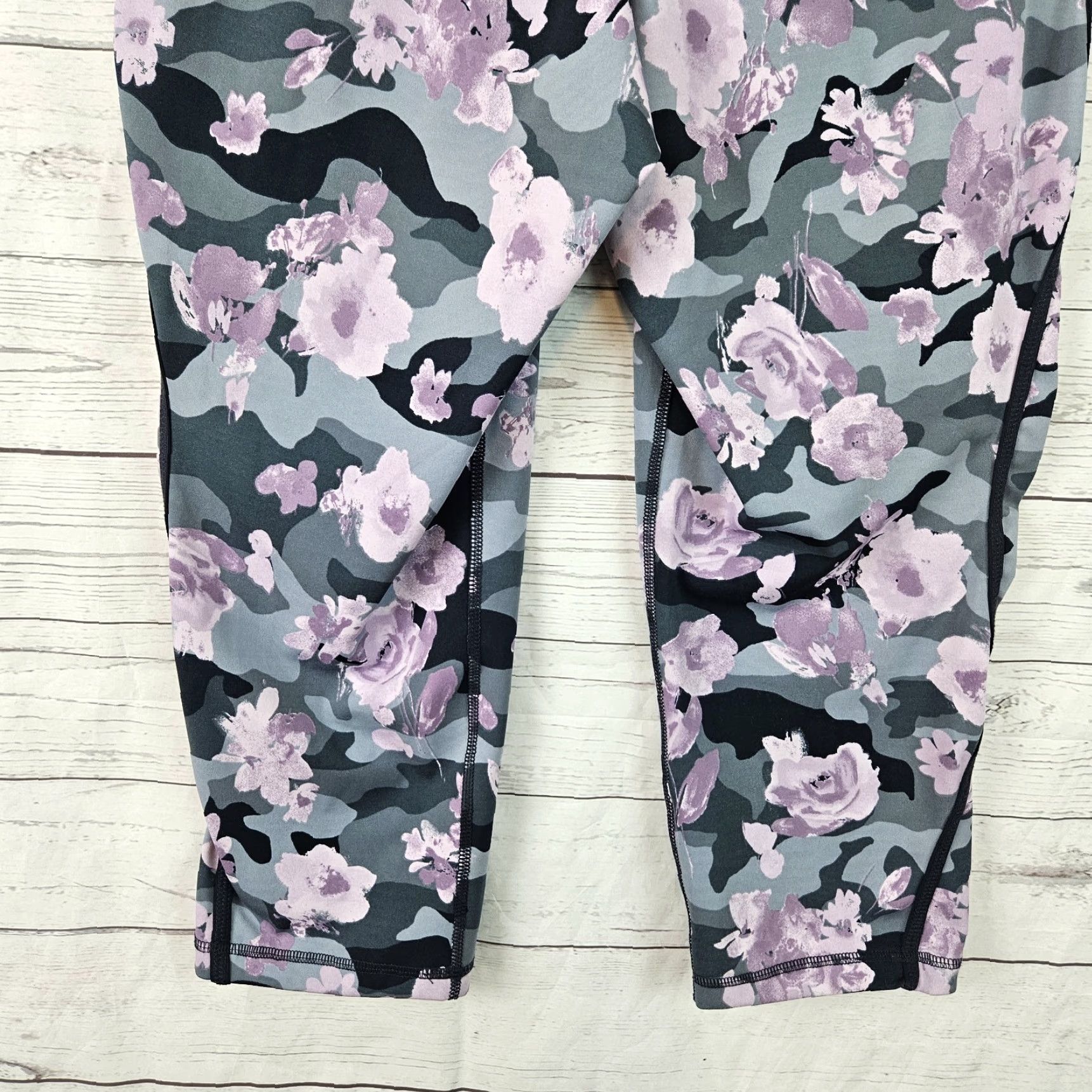 Vintage Livi Active Lane Bryant Womens Capri Leggings Sz 14/16 Purple Gray Floral Capri Leggings Womens Plus Size 14/16 Purple Floral Size 36" / US 14 / IT 50 - 5 Thumbnail