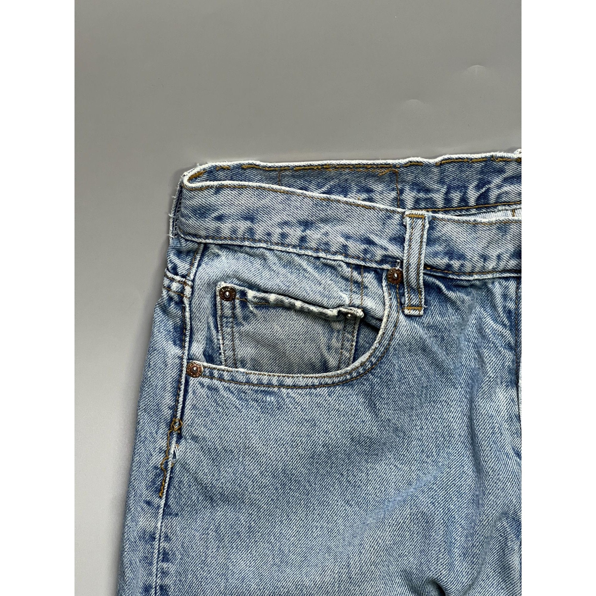 Levi's Vintage Clothing Levi’s Made in USA Vintage Light Wash Denim Jeans (Y1053) Size US 32 / EU 48 - 4 Thumbnail