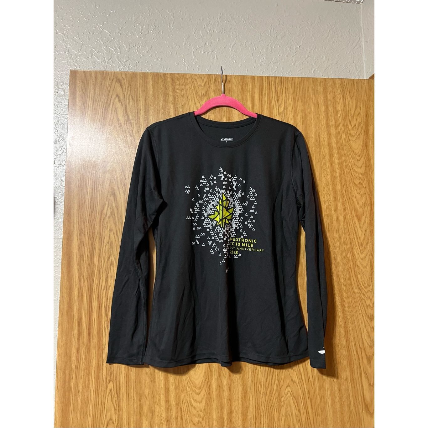 Brooks Brooks Running Black Long Sleeve Top With Business Logo Woma Size L / US 10 / IT 46 - 1 Thumbnail