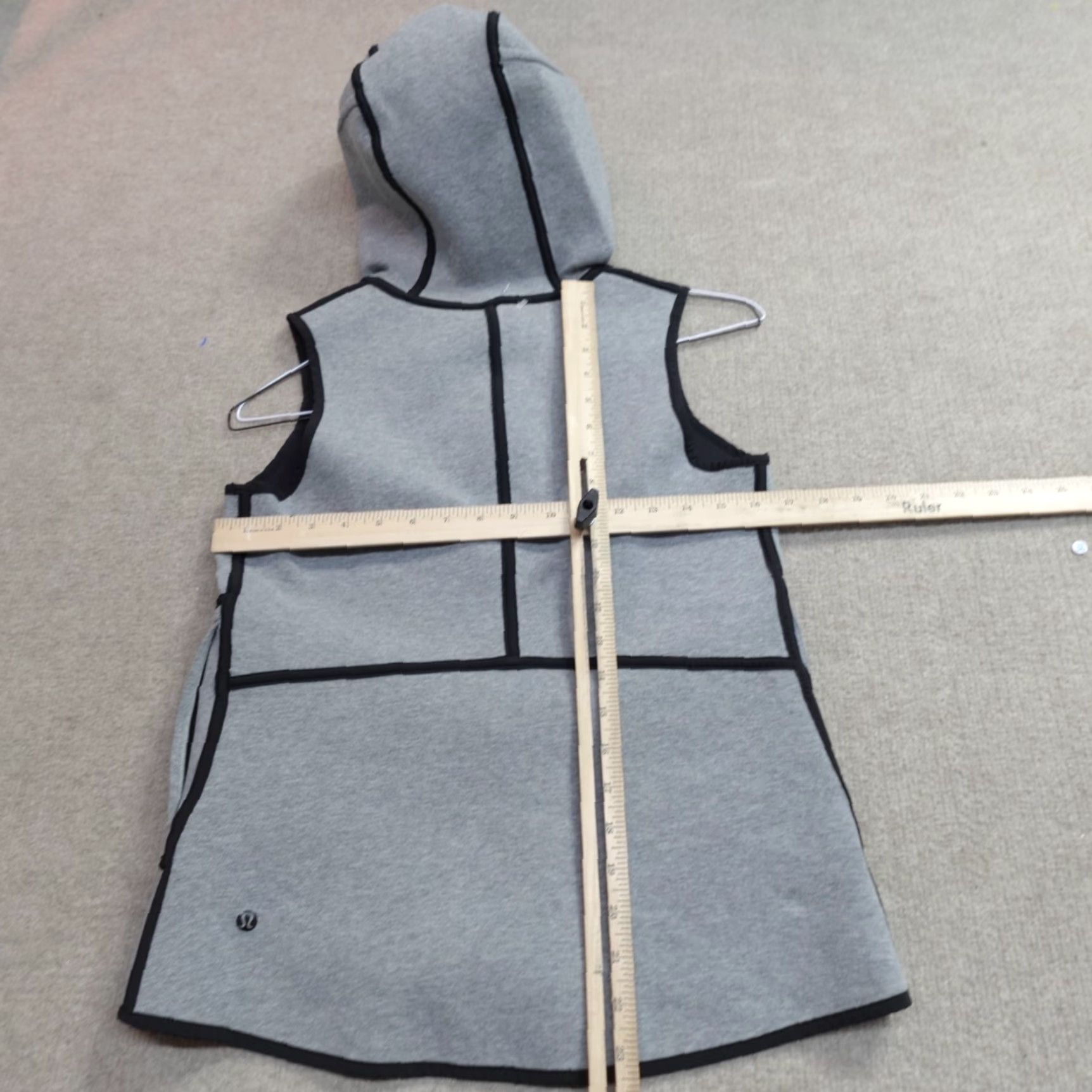 Lululemon Lululemon Vest Small Gray Hooded Reversible Insculpt Jacket Women's S Gray Reversible Activewear 2000s? Size S / US 4 / IT 40 - 2 Thumbnail