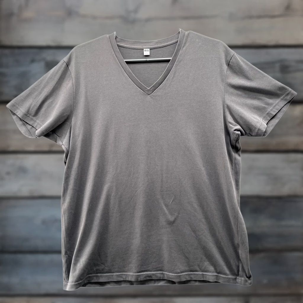 Uniqlo Uniqlo Dry V-Neck Short Sleeve Colour T-Shirt Mens L Gray Size US L / EU 52-54 / 3 - 1 Thumbnail