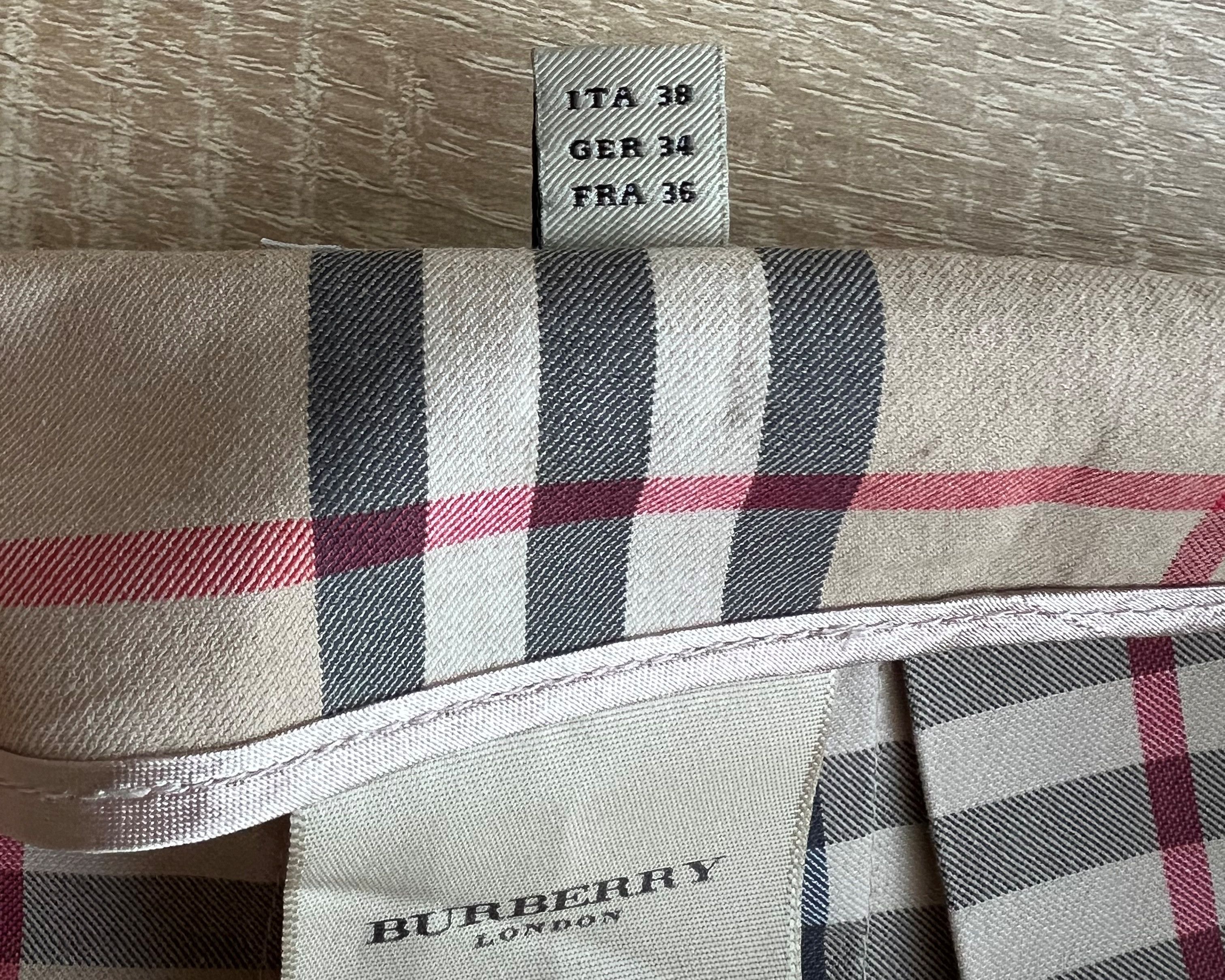 Burberry BURBERRY LONDON NOVA CHECK PLEATED MINI SKIRT US4 UK6 IT38 Size 27" / US 4 / IT 40 - 6 Thumbnail
