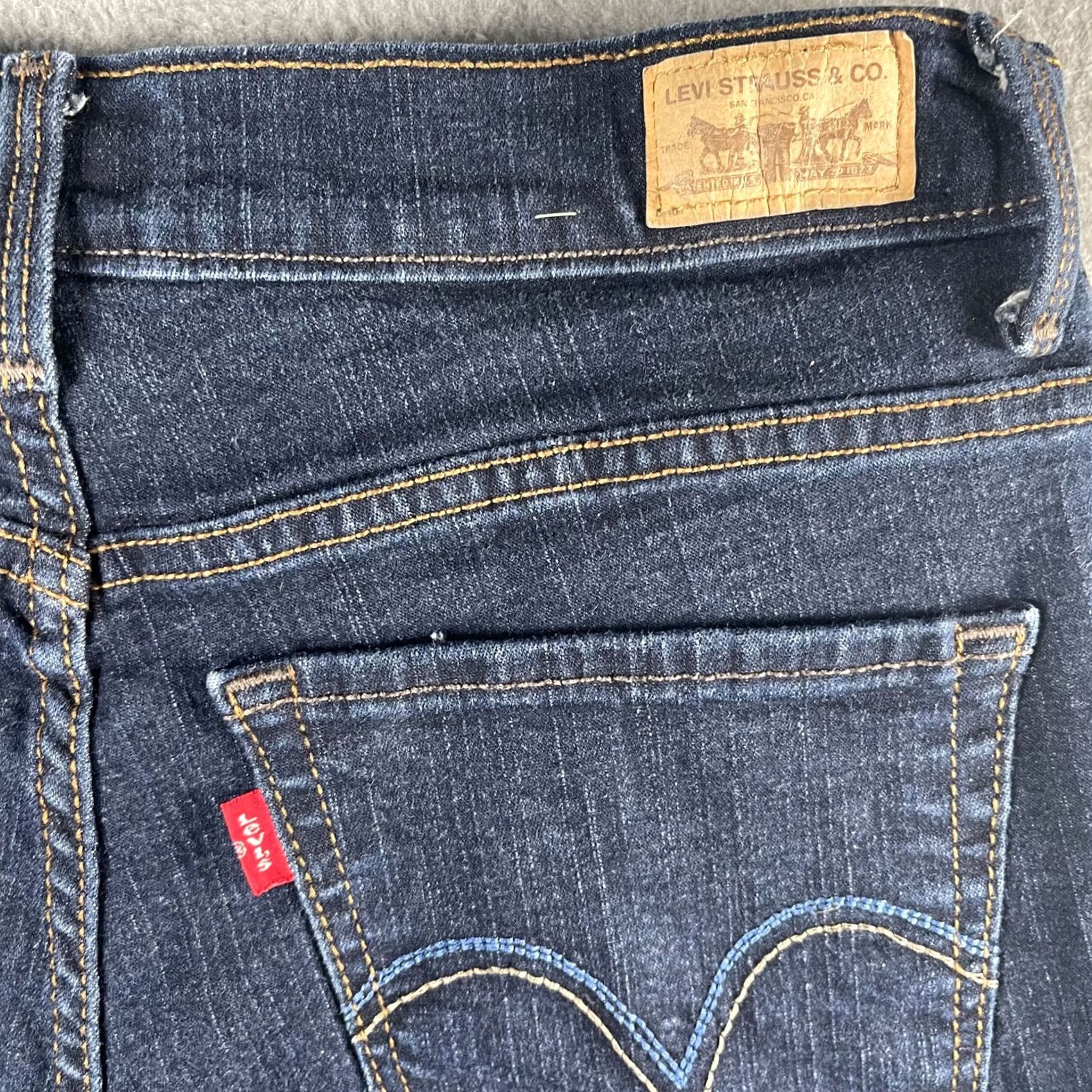 Levi's Levi's 512 Perfectly Slimming Capri Jeans Womens sz 8 Blue Denim Preppy Slimming Capris 5-Pocket Simple Solid Denim Color Blue Womens Size 30" / US 8 / IT 44 - 3 Thumbnail