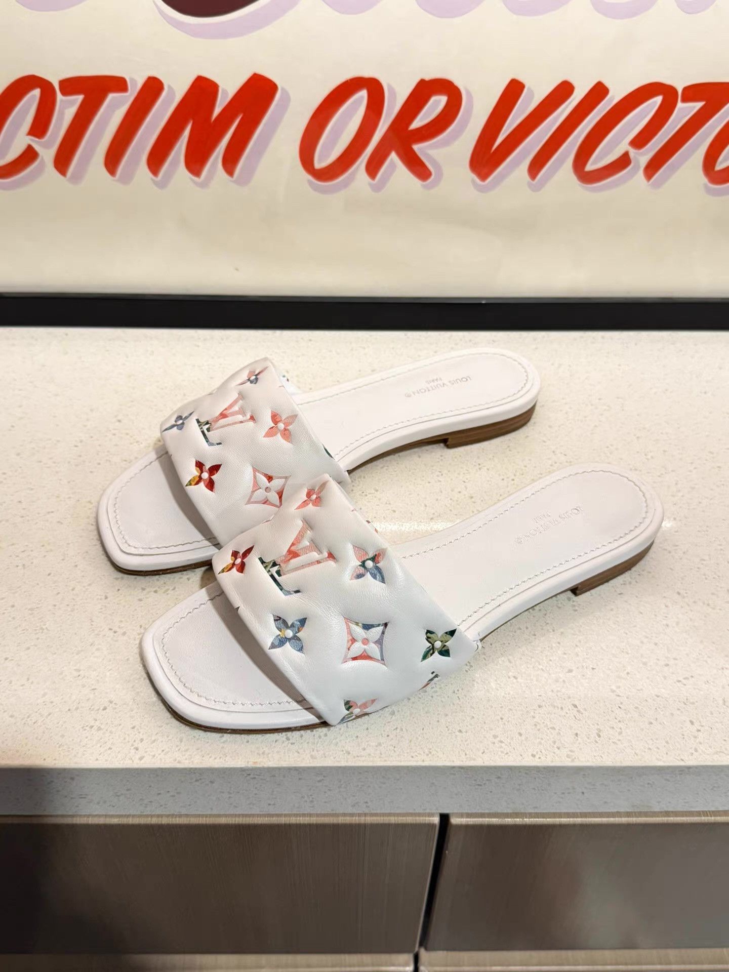 Louis Vuitton Louis Vuitton Revival slip-onslide sandalsWomen’s white Ｑ20 Size US 6 / IT 36 - 1 Thumbnail
