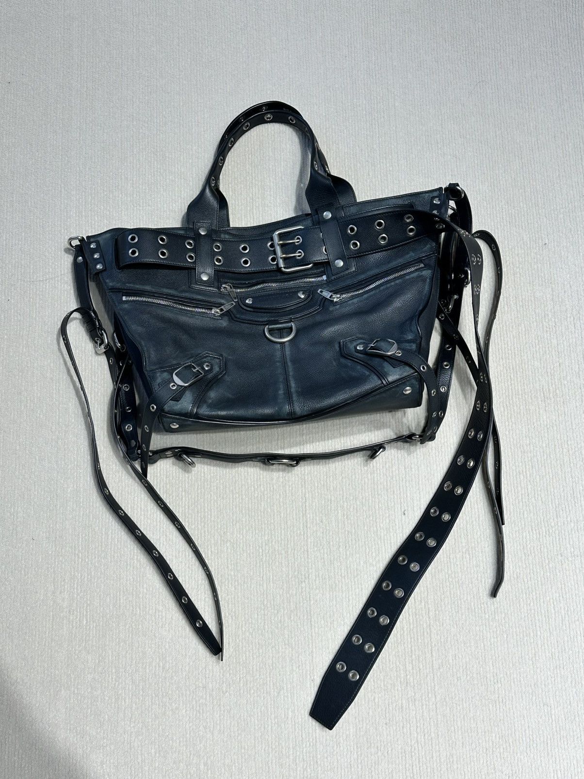 【BALENCIAGA】EMO LARGE カーフスキン トートバッグ Black Balenciaga FW22 Prototype Large Emo Tote Bag - Ākaibu Store