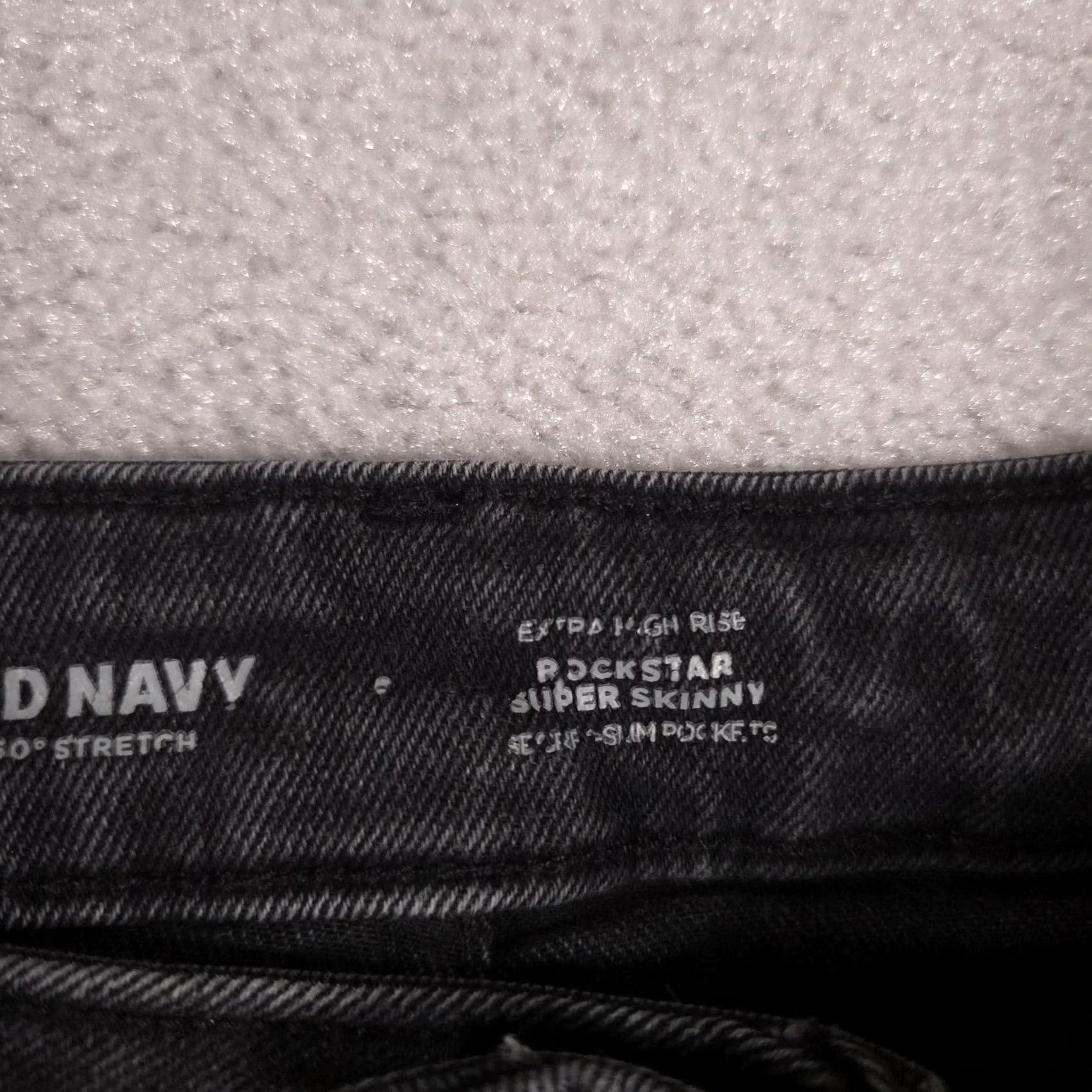 Old Navy Old Navy Rockstar Super Skinny Jeans Womens 6 Crop Black Extra High Rise Raw Hem Size 28" / US 6 / IT 42 - 6 Thumbnail