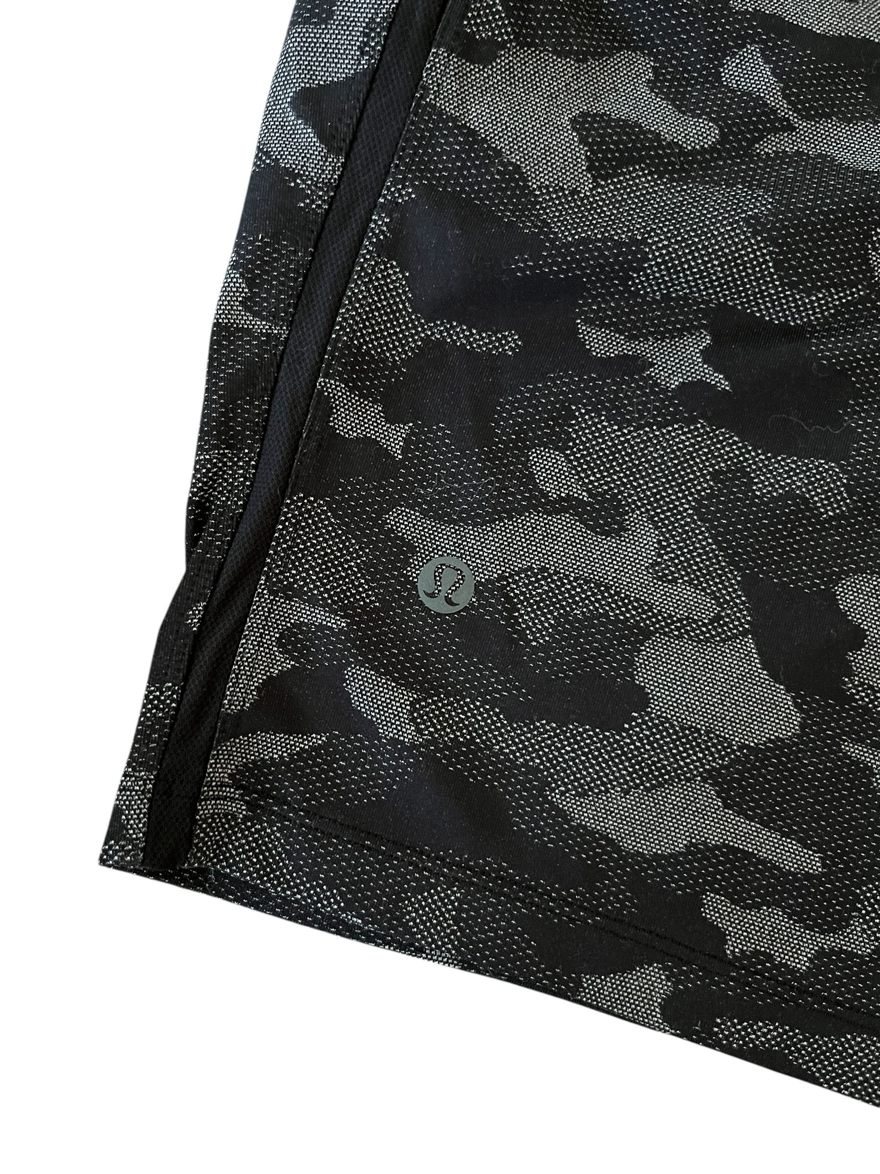 Lululemon Lululemon Black Camo Athletic Shorts Medium 8in Size US 32 / EU 48 - 3 Thumbnail