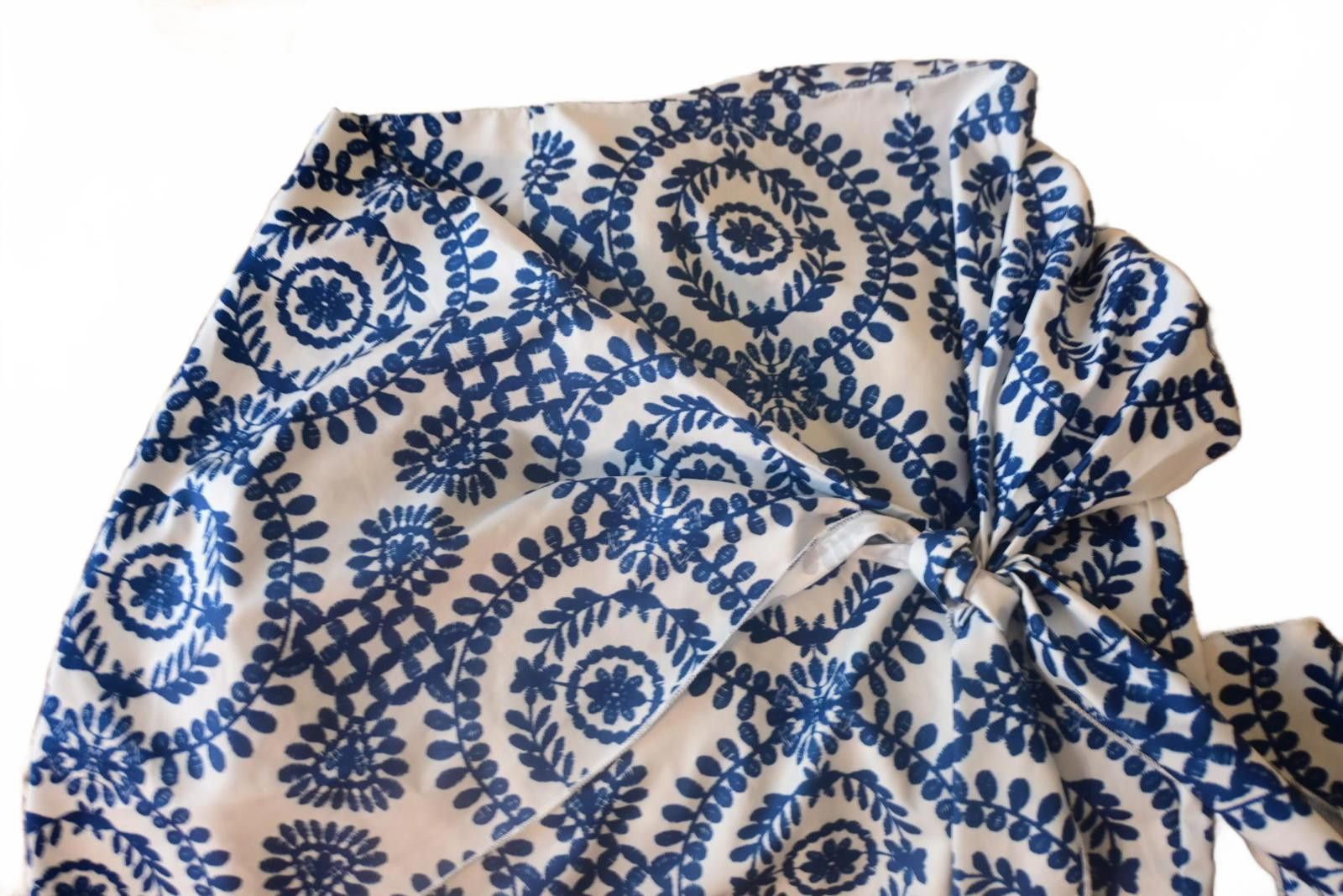 Shein SHEIN Blue and White Printed Cotton Wrap Mini Skirt Sz SMALL Size 28" / US 6 / IT 42 - 3 Thumbnail