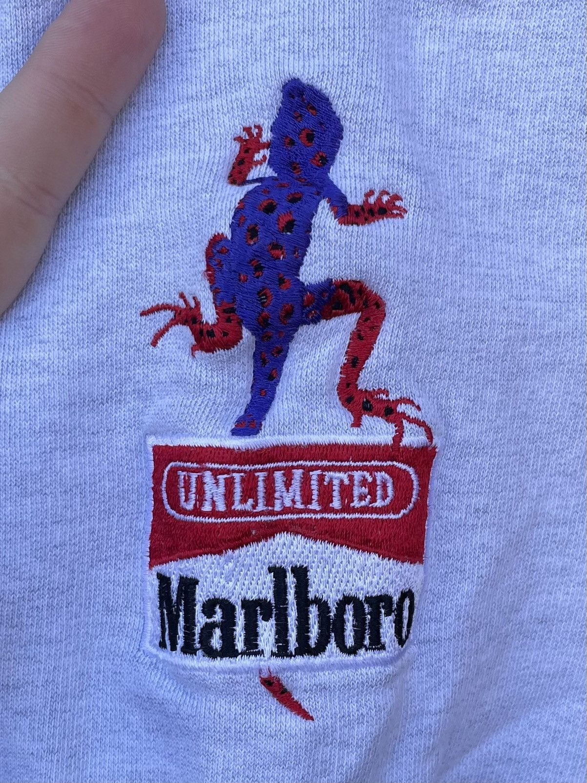 Marlboro 90s Marlboro Adventure Team Gecko Lizard Sleeve Crewneck Size US XL / EU 56 / 4 - 4 Thumbnail