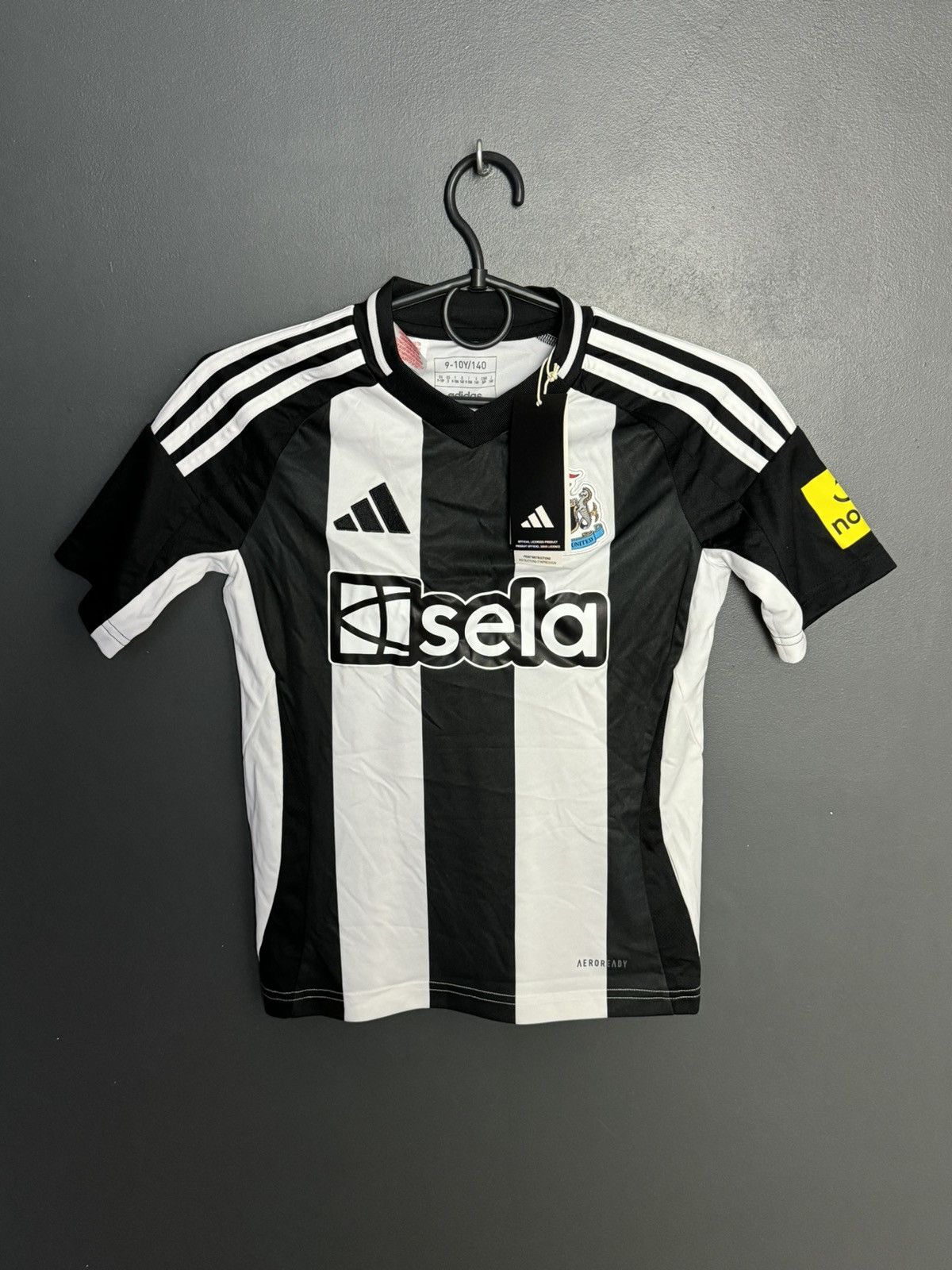 Adidas KIDS New Newcastle United 24/25 Home Isak Football Jersey Size US XS / EU 42 / 0 - 2 Thumbnail