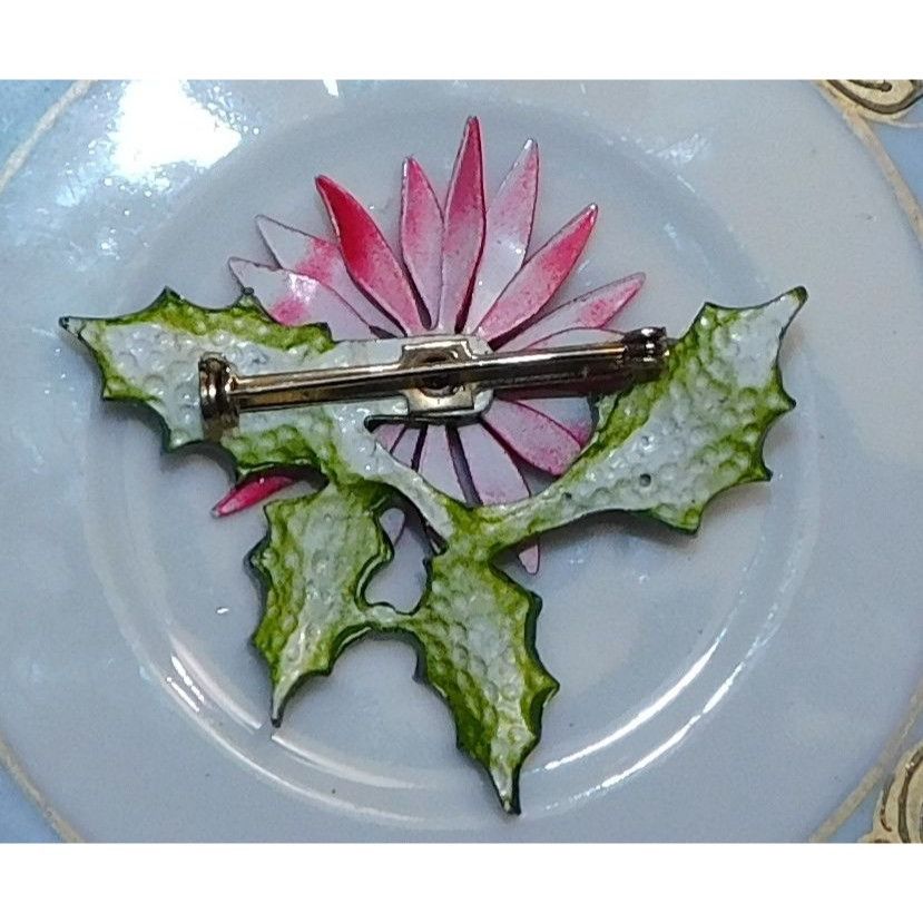 Other Vintage Painted Poinsettia Metal Brooch Size ONE SIZE - 3 Thumbnail