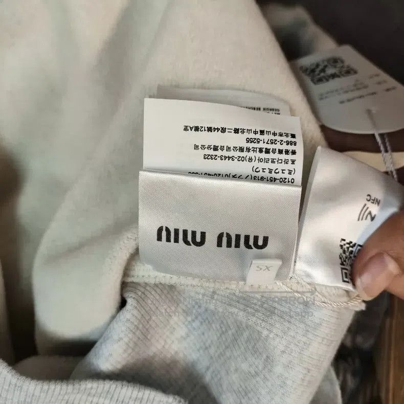 Miu Miu Miu Miu Size XS Cotton ladies V-neck short sweater Size XS / US 0-2 / IT 36-38 - 5 Thumbnail