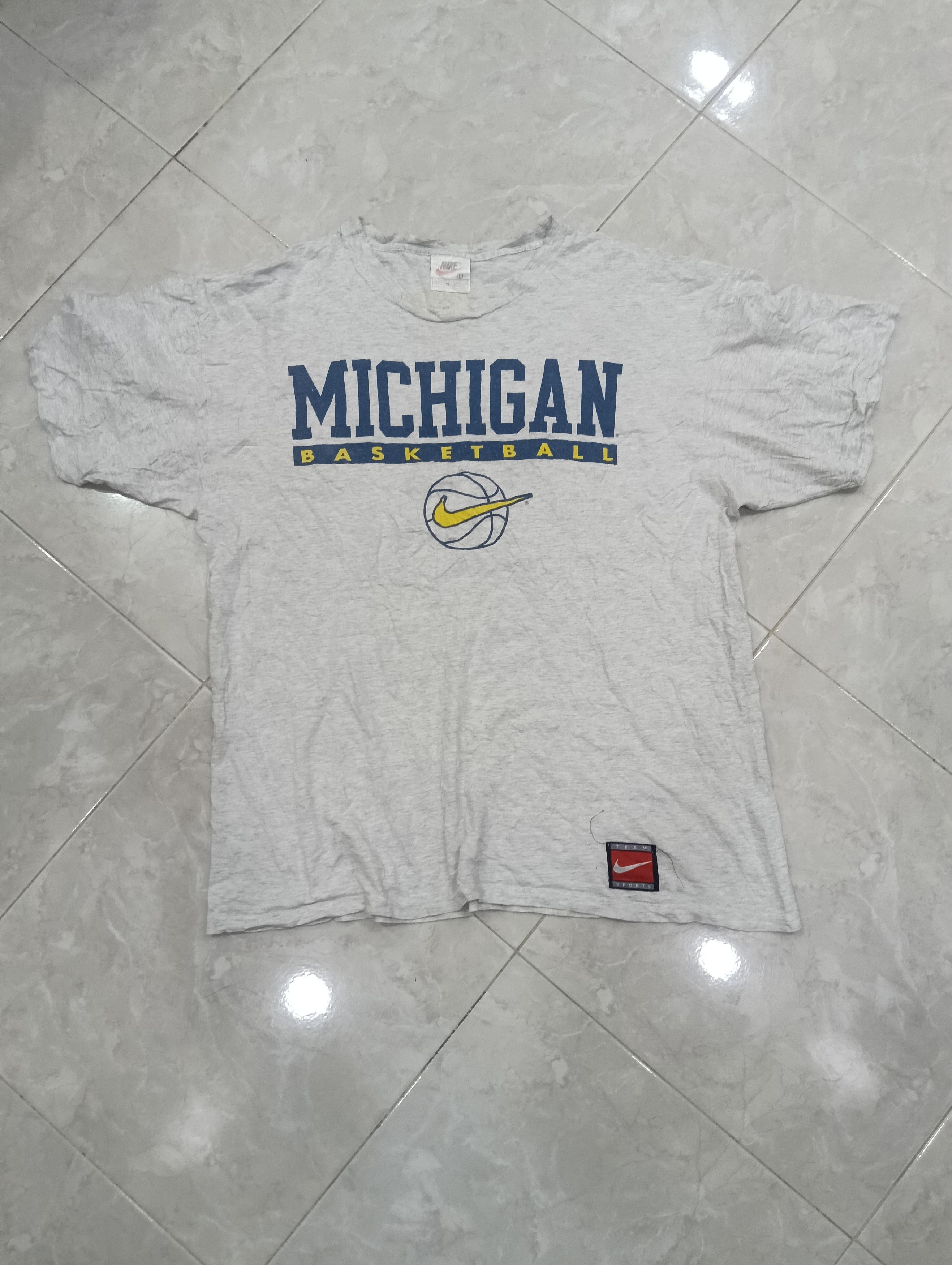 Nike Vintage 90s Nike Michigan Basketball Size US L / EU 52-54 / 3 - 1 Thumbnail