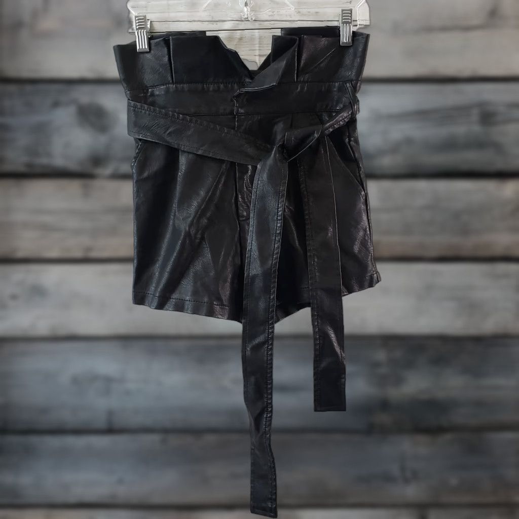 Vintage Venti6 Womens High Rise Faux Leather Paperbag Waist Shorts Sz Small Black Size 28" / US 6 / IT 42 - 1 Thumbnail