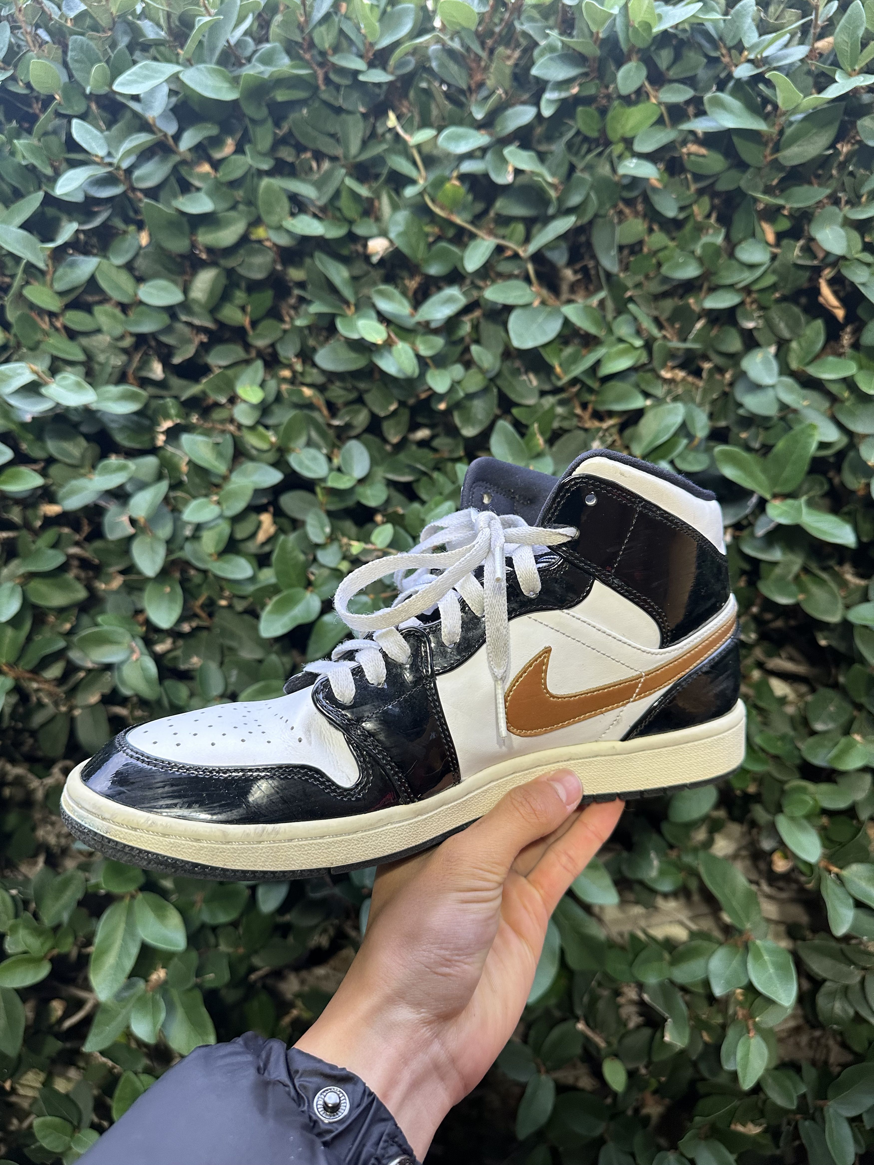 Jordan Brand Jordan 1 Patent Black White Gold Mid Men 10.5 Size US 10.5 / EU 43-44 - 3 Thumbnail