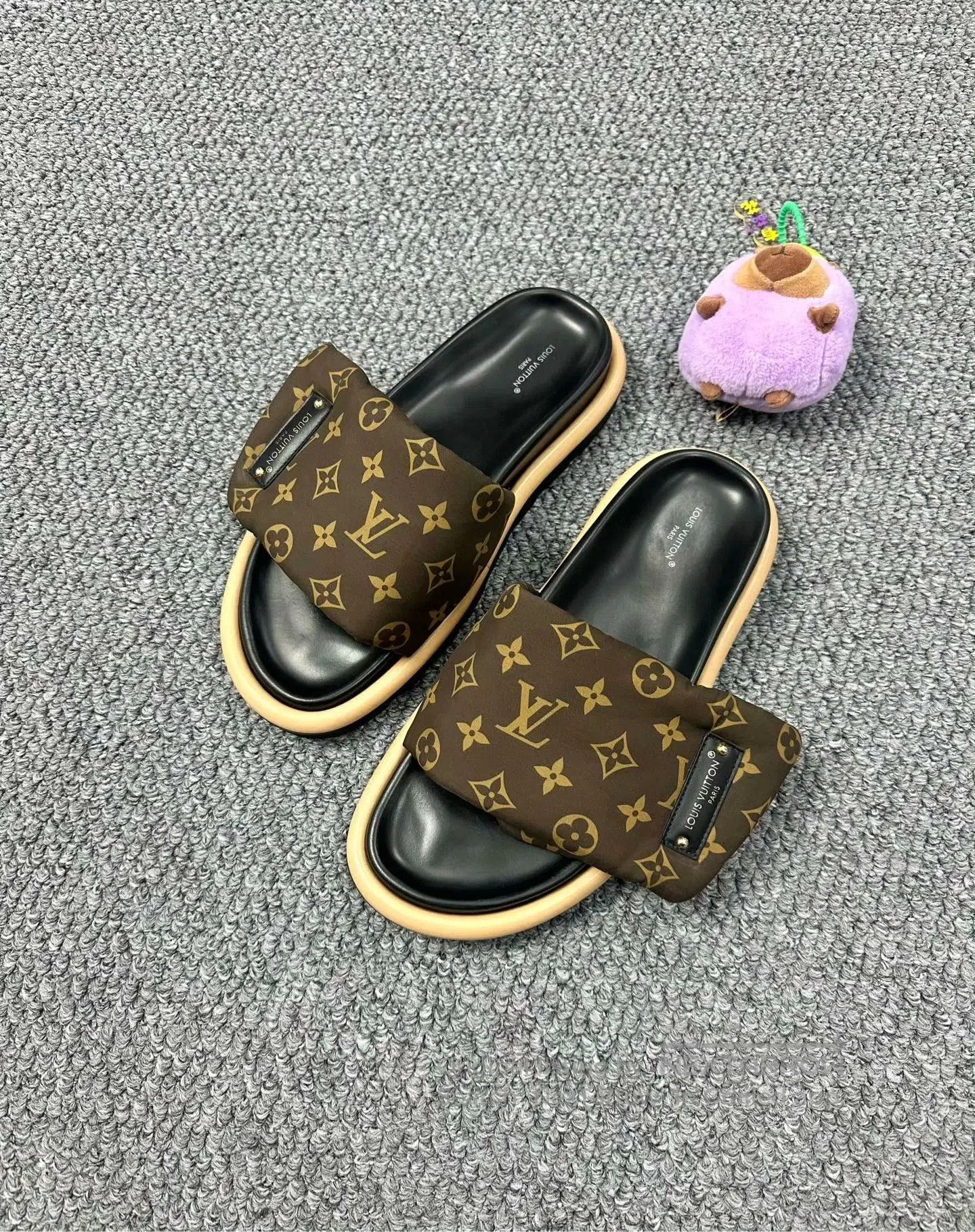 Louis Vuitton Louis Vuitton Brown embossed full print magic patch slippe Size US 8 / EU 41 - 1 Thumbnail