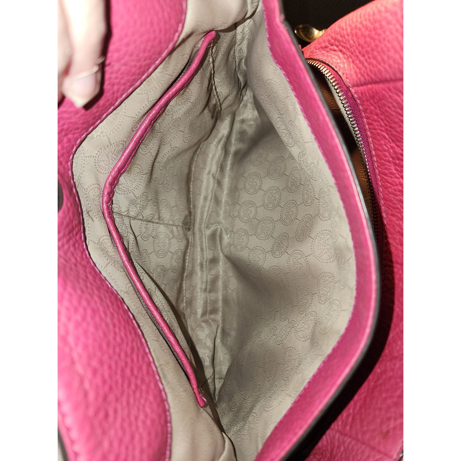 Michael Kors Michael Kors fushia pebbled leather shoulder bag. Size ONE SIZE - 5 Thumbnail