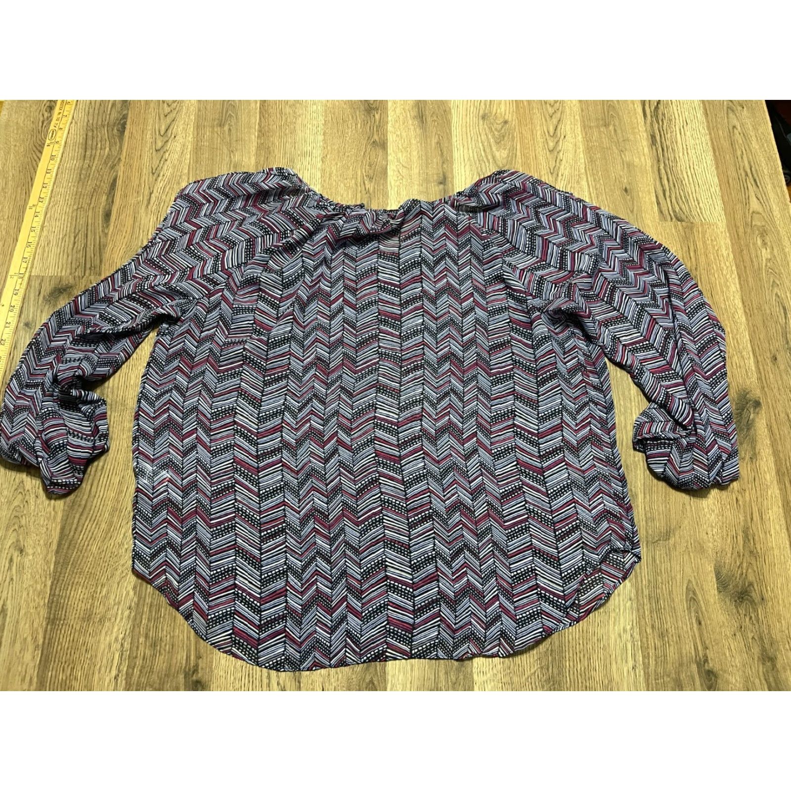 Vintage Daisy Fuentes Shirt Women's XL V-Neck Long Sleeve Red Blue Gray, T-Shirt, Casual, Regular Fit, Fall Spring Summer, Grey Size XL / US 12-14 / IT 48-50 - 2 Thumbnail